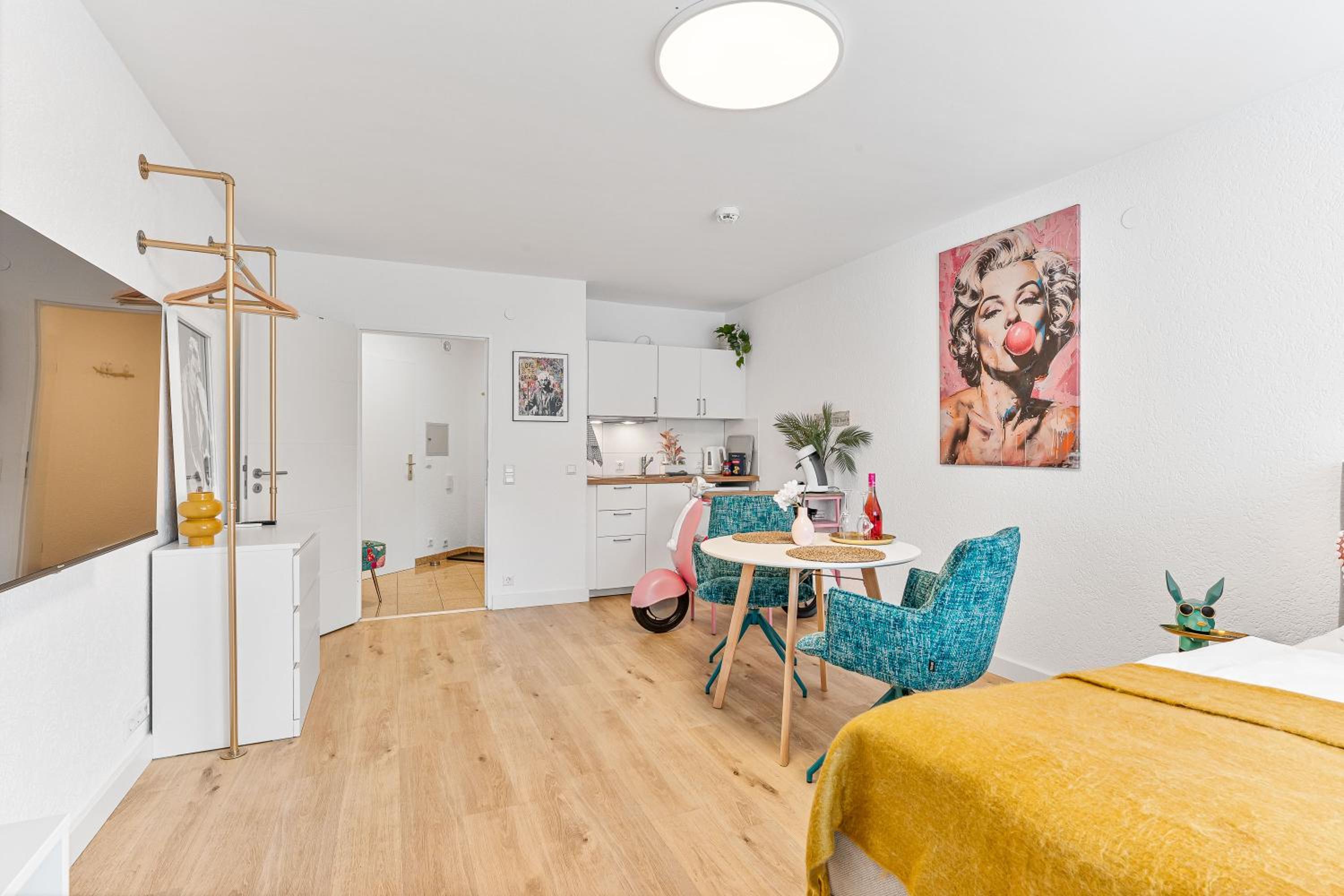 Goldstadt Pop-Art Apartment