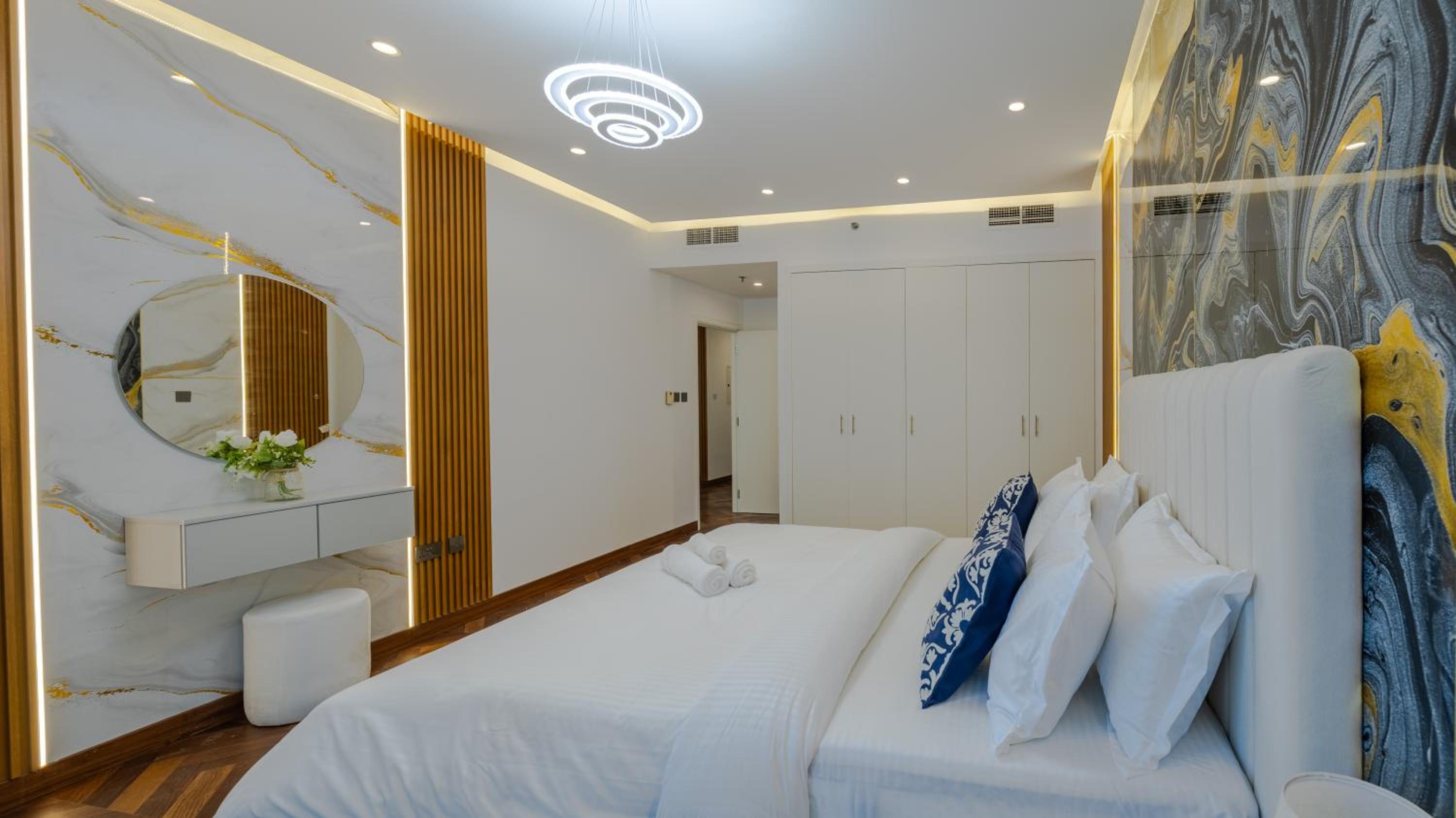Modern 1BR with High Floor Near Mall & Tram