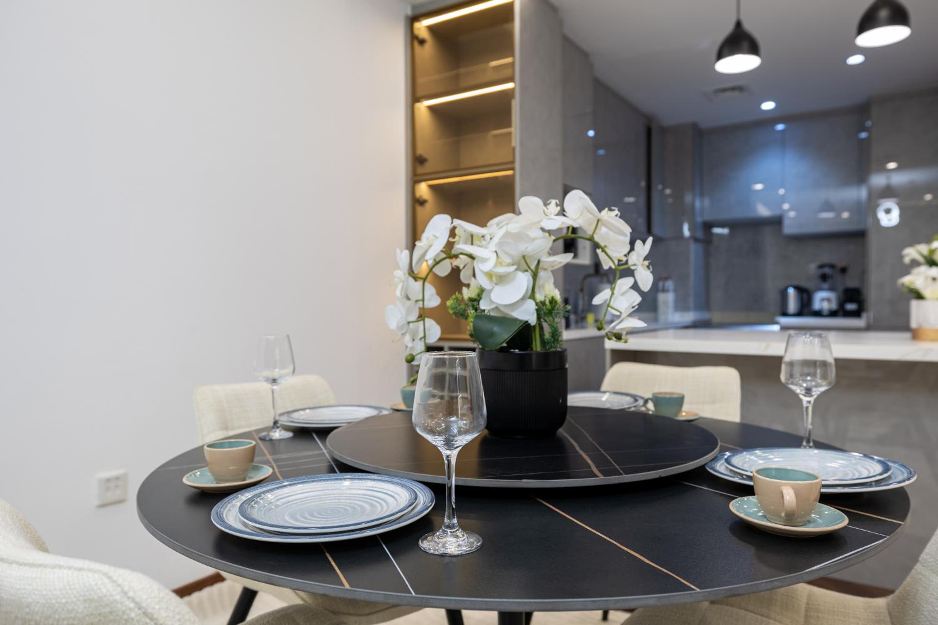 Modern 1BR with High Floor Near Mall & Tram