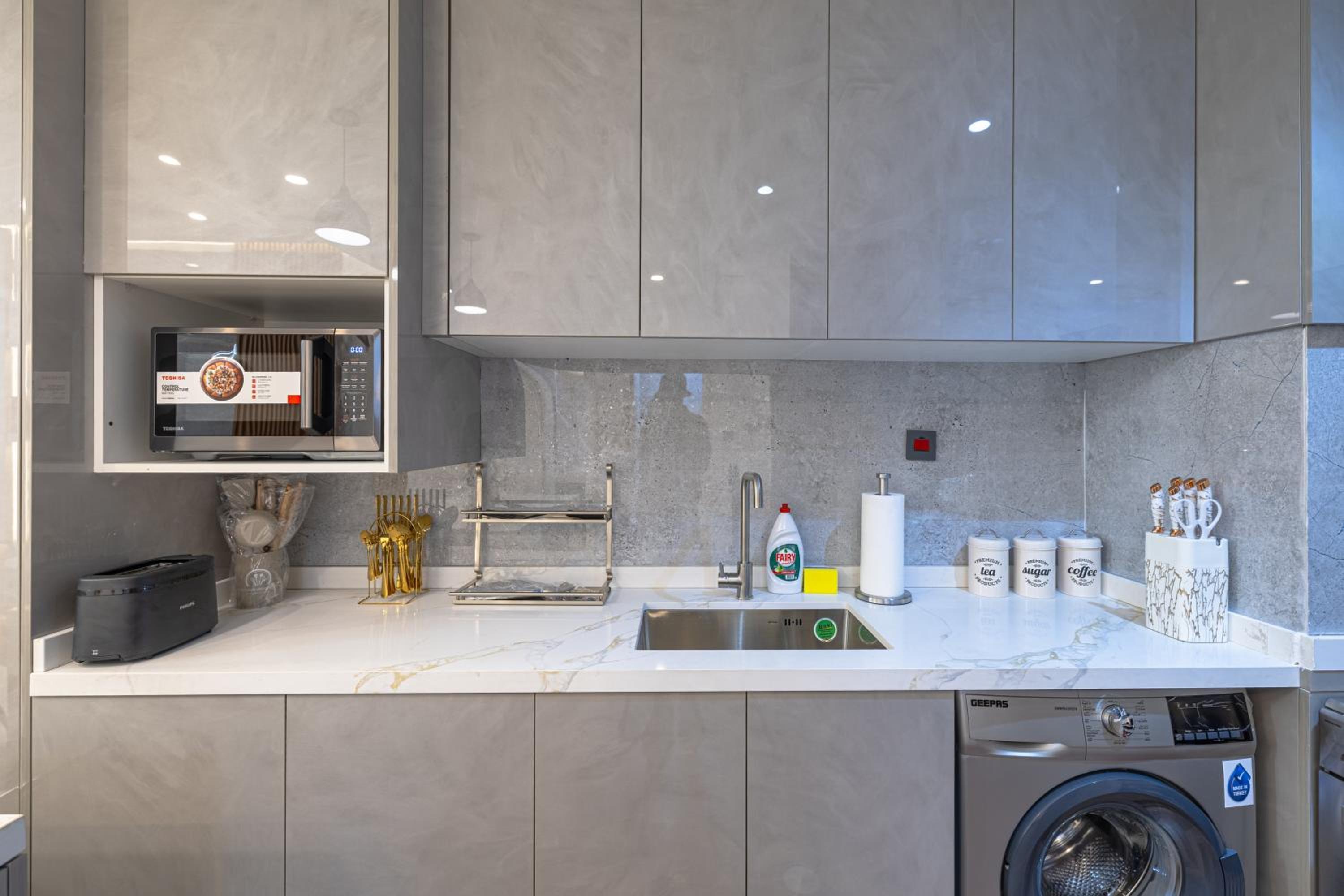 Modern 1BR with High Floor Near Mall & Tram