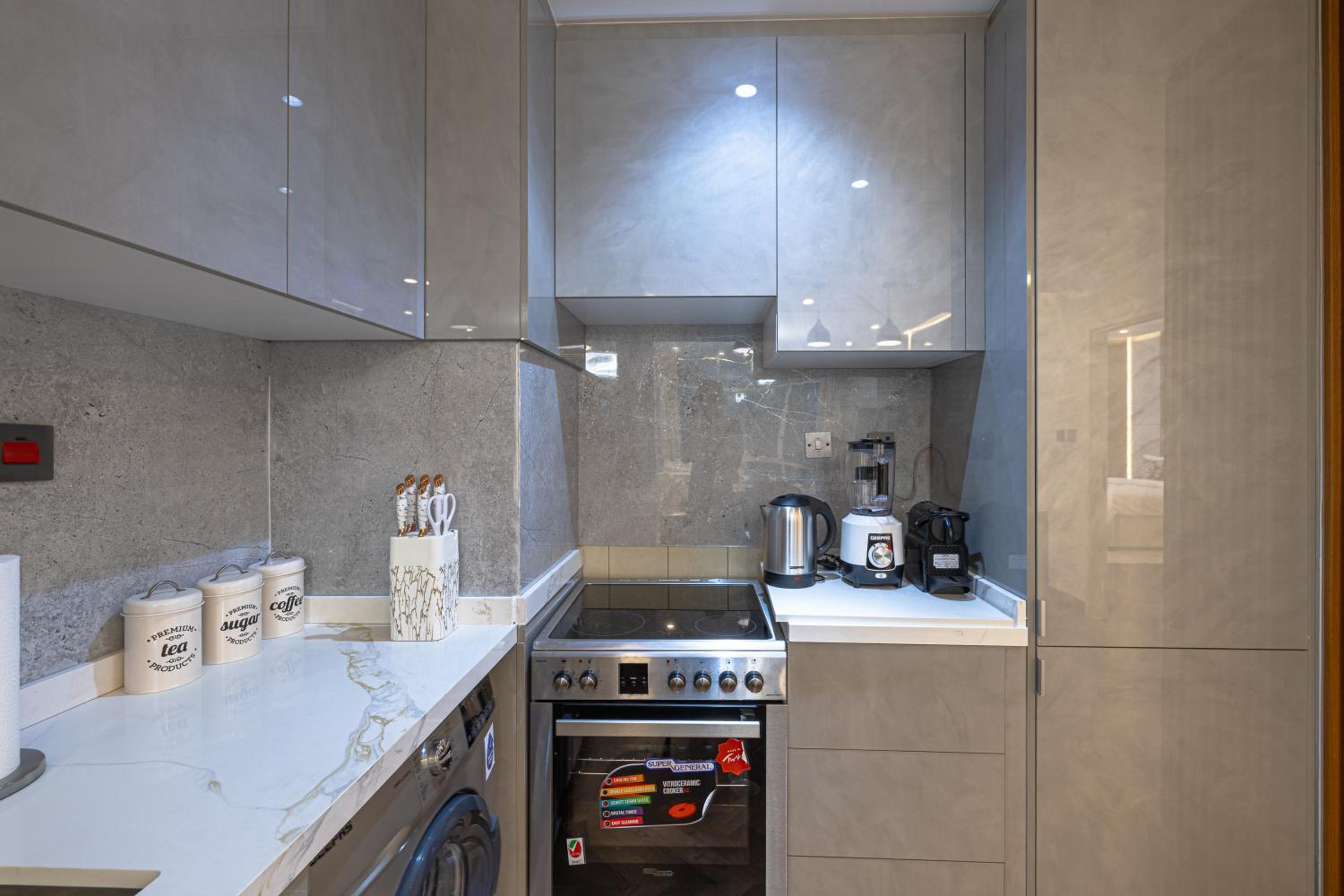 Modern 1BR with High Floor Near Mall & Tram