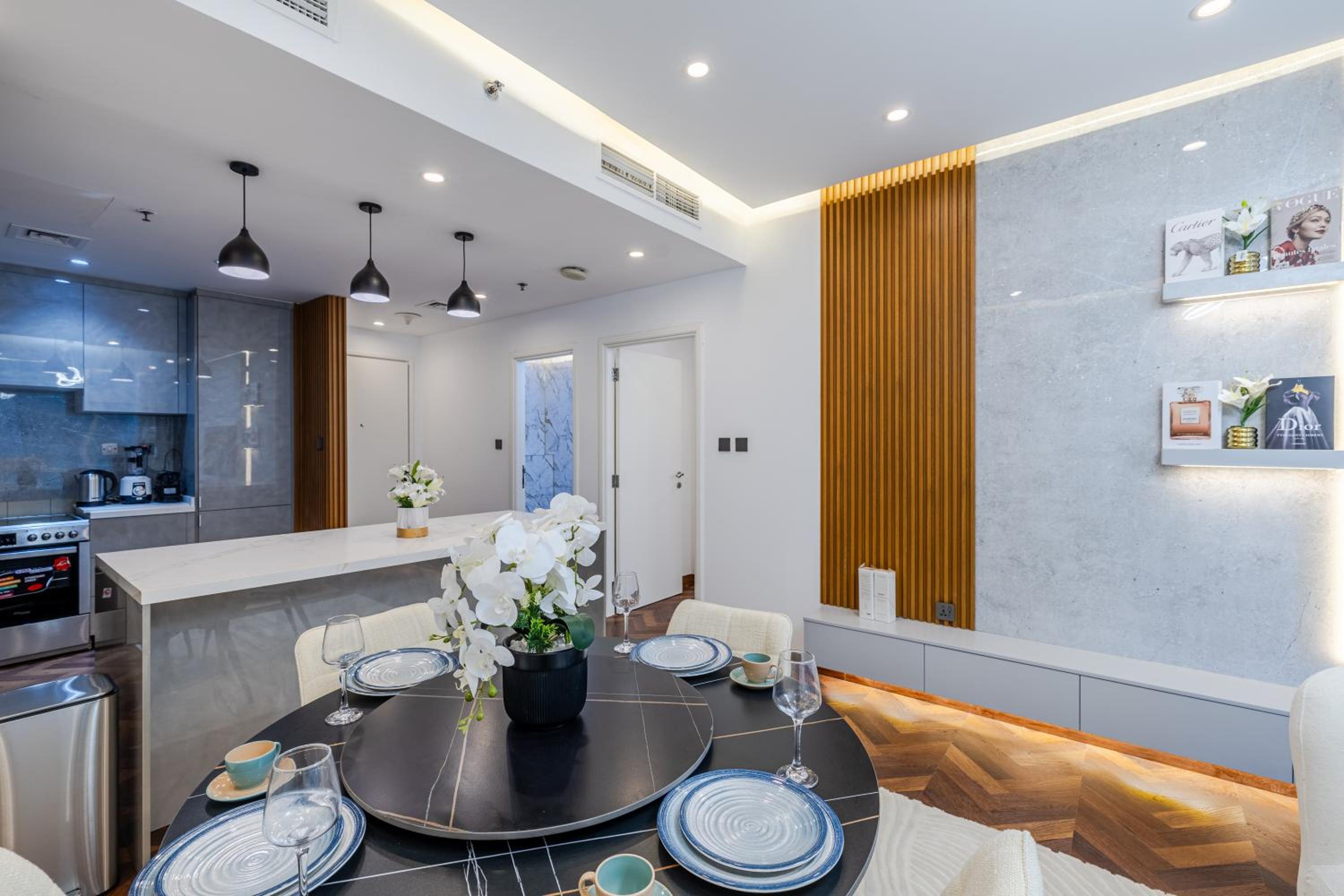 Modern 1BR with High Floor Near Mall & Tram