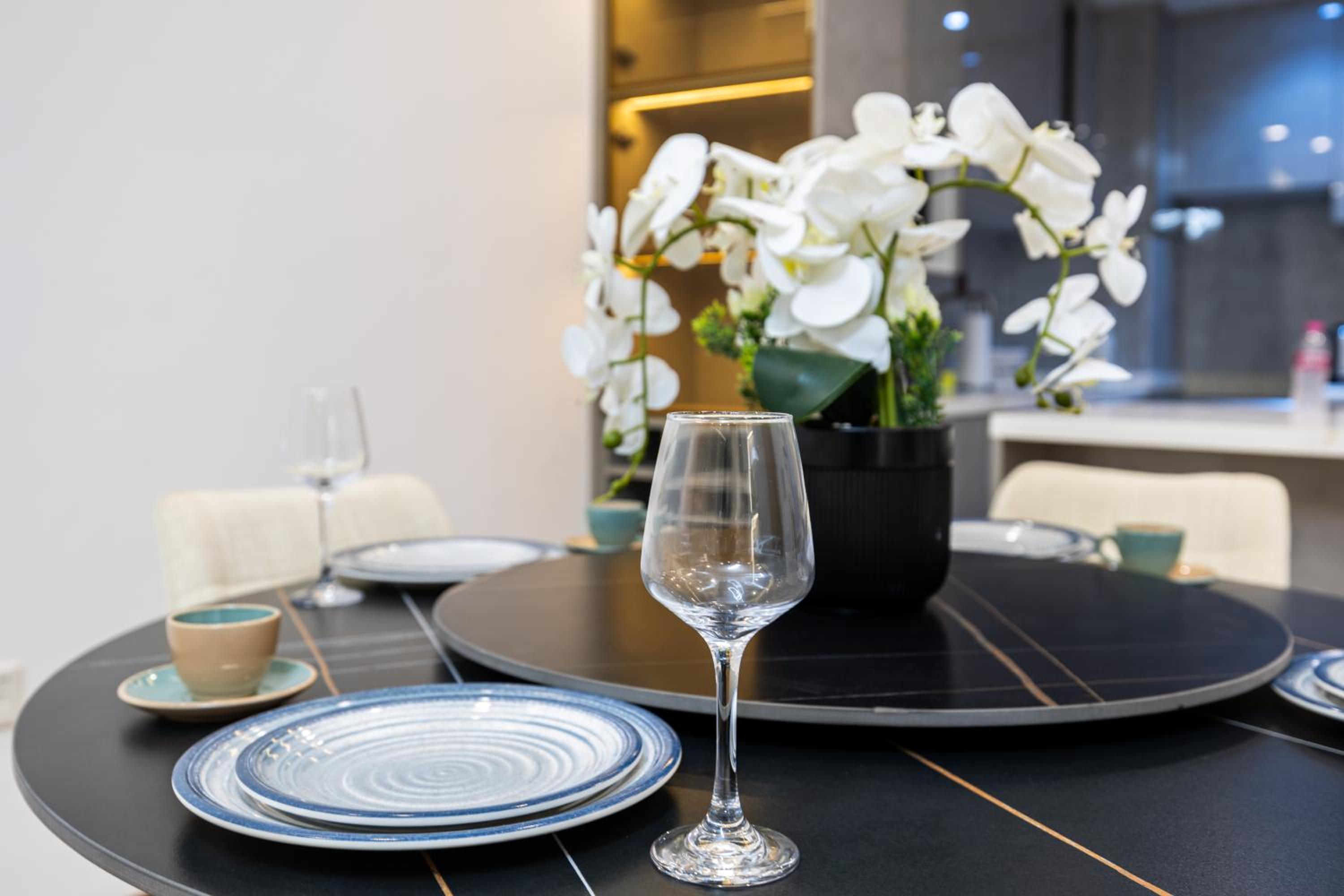 Modern 1BR with High Floor Near Mall & Tram