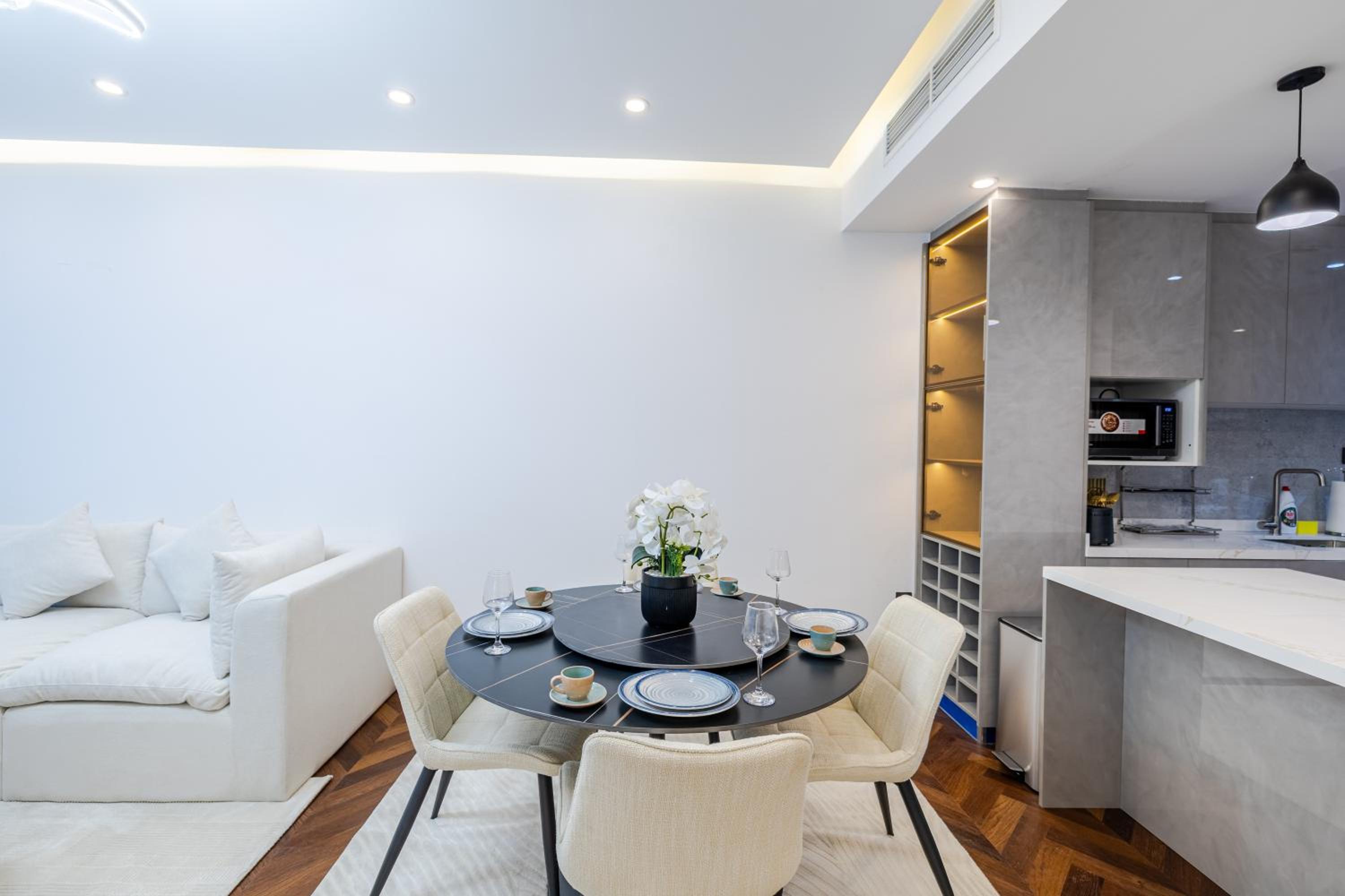 Modern 1BR with High Floor Near Mall & Tram