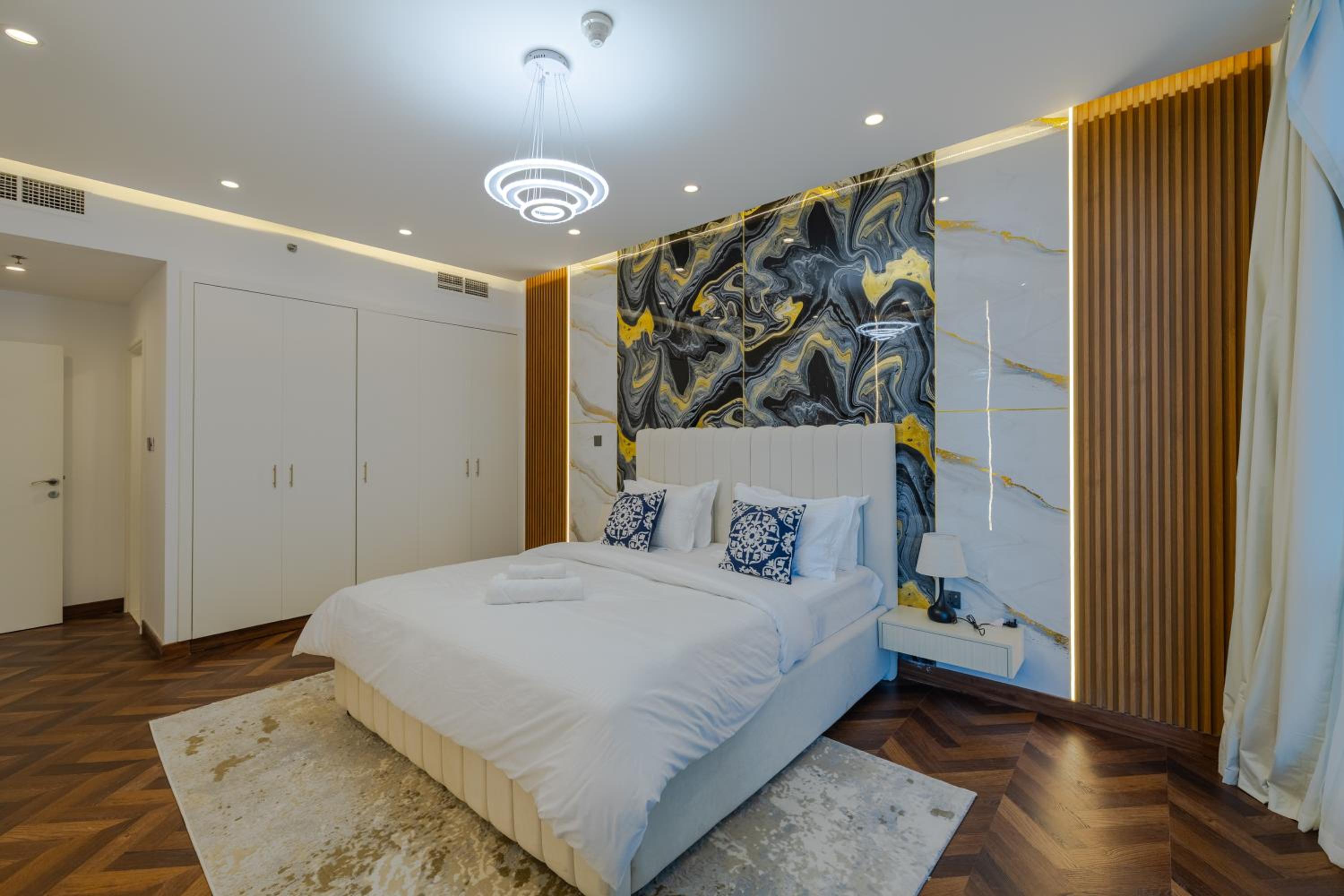 Modern 1BR with High Floor Near Mall & Tram