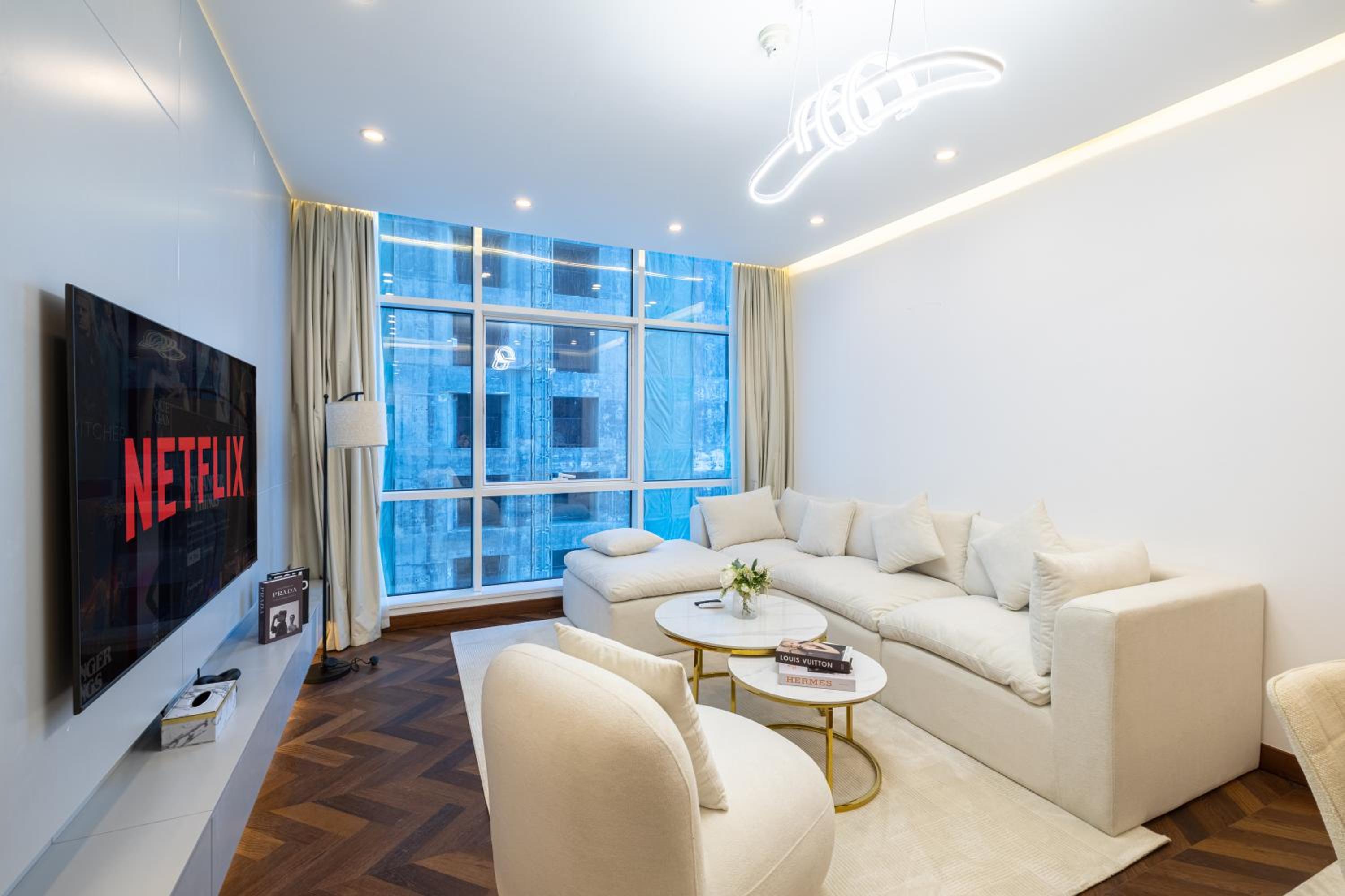 Modern 1BR with High Floor Near Mall & Tram
