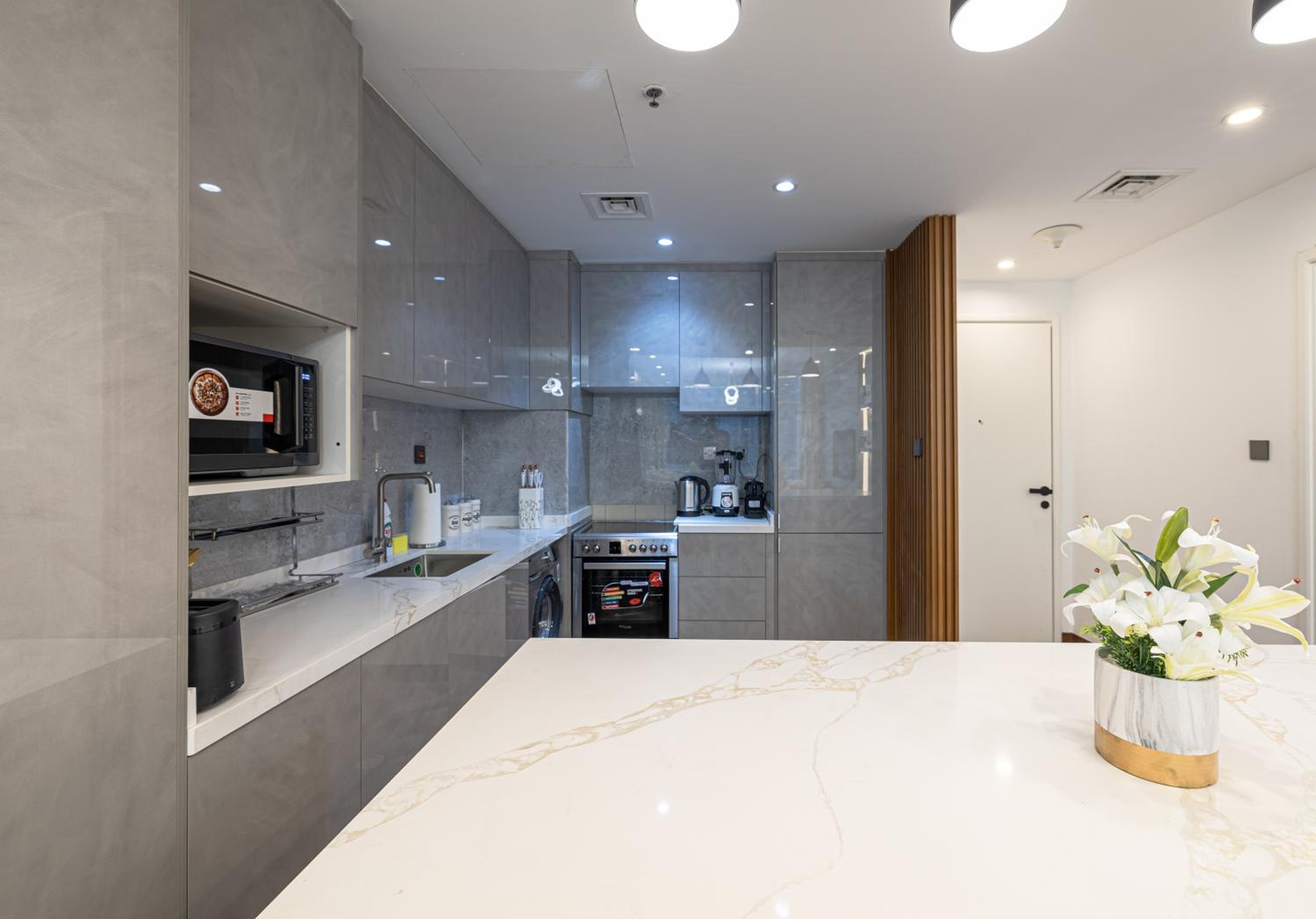 Modern 1BR with High Floor Near Mall & Tram
