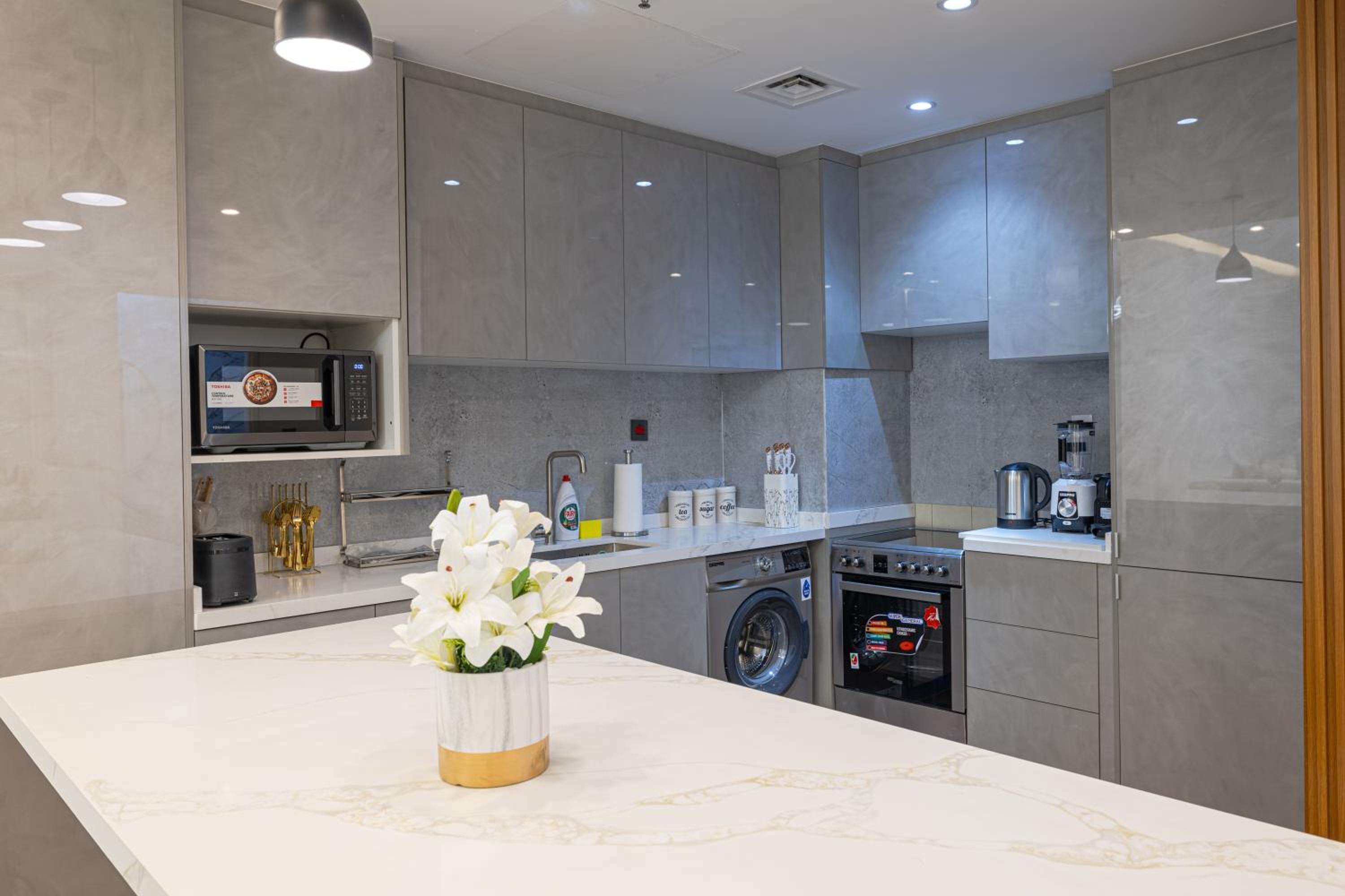 Modern 1BR with High Floor Near Mall & Tram