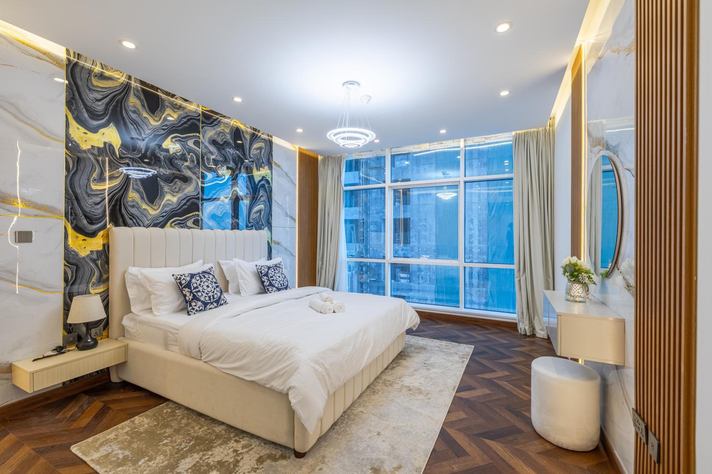 Modern 1BR with High Floor Near Mall & Tram