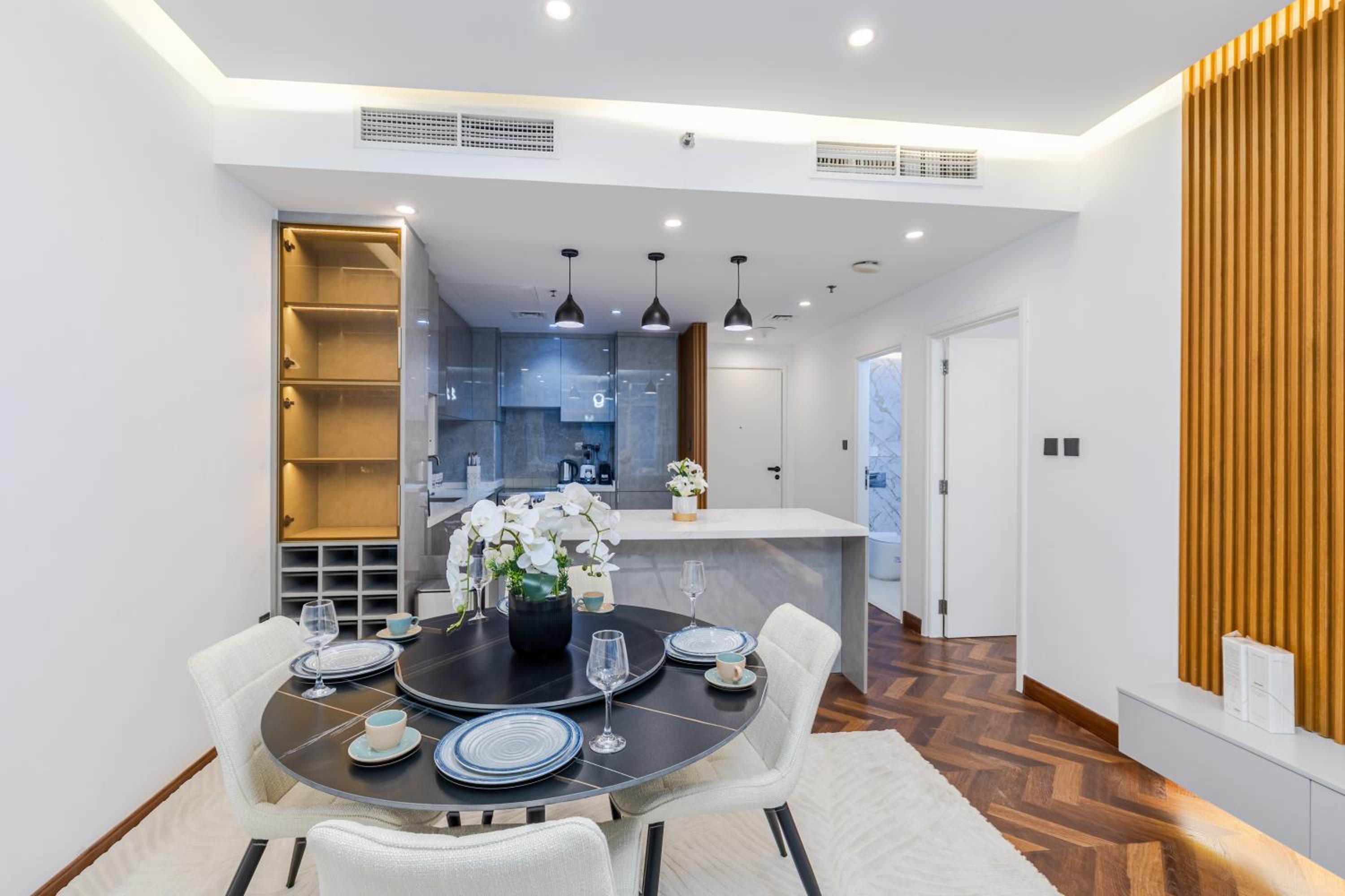Modern 1BR with High Floor Near Mall & Tram
