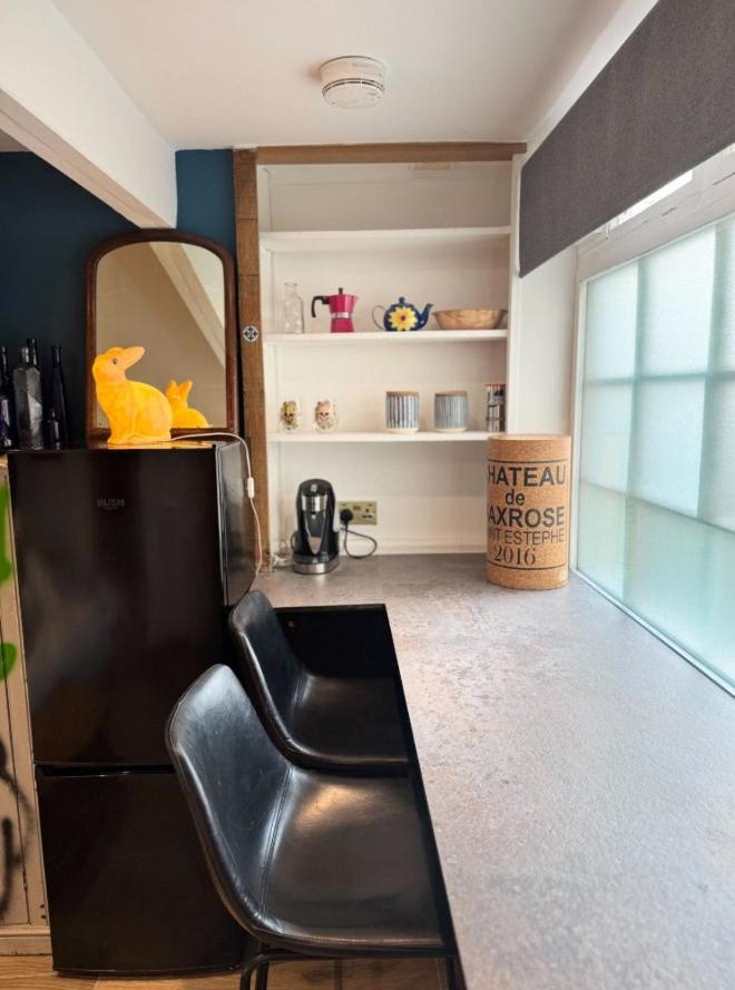 Retro Waves Retreat – A Stylish and Vibrant Getaway in Central Brighton