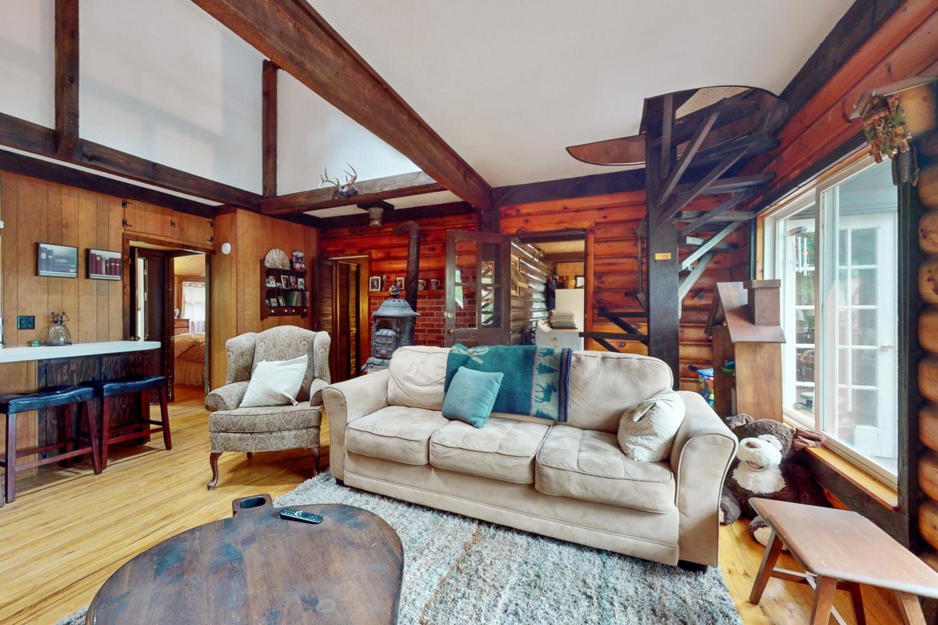 3BR Lakehouse with Lake Access, Deck and Fire Pit