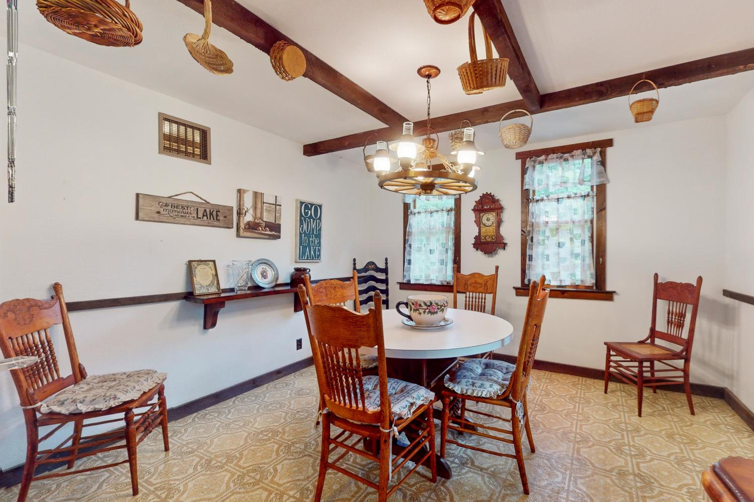 3BR Lakehouse with Lake Access, Deck and Fire Pit