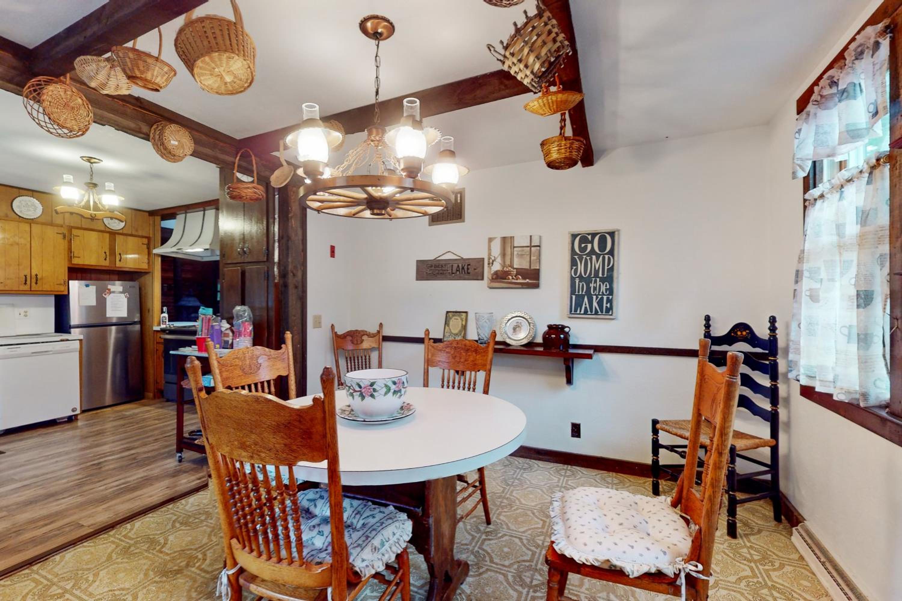 3BR Lakehouse with Lake Access, Deck and Fire Pit
