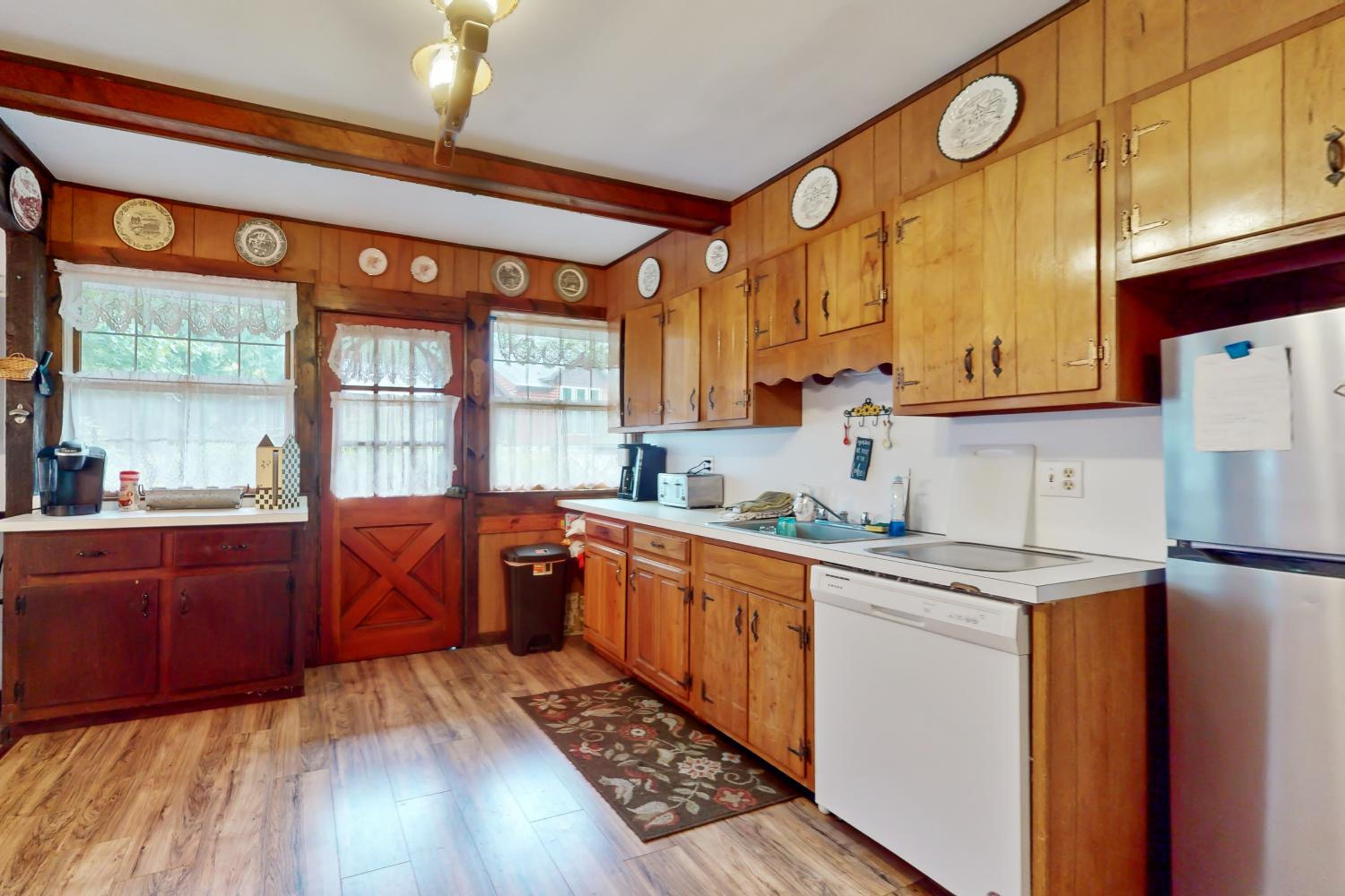 3BR Lakehouse with Lake Access, Deck and Fire Pit