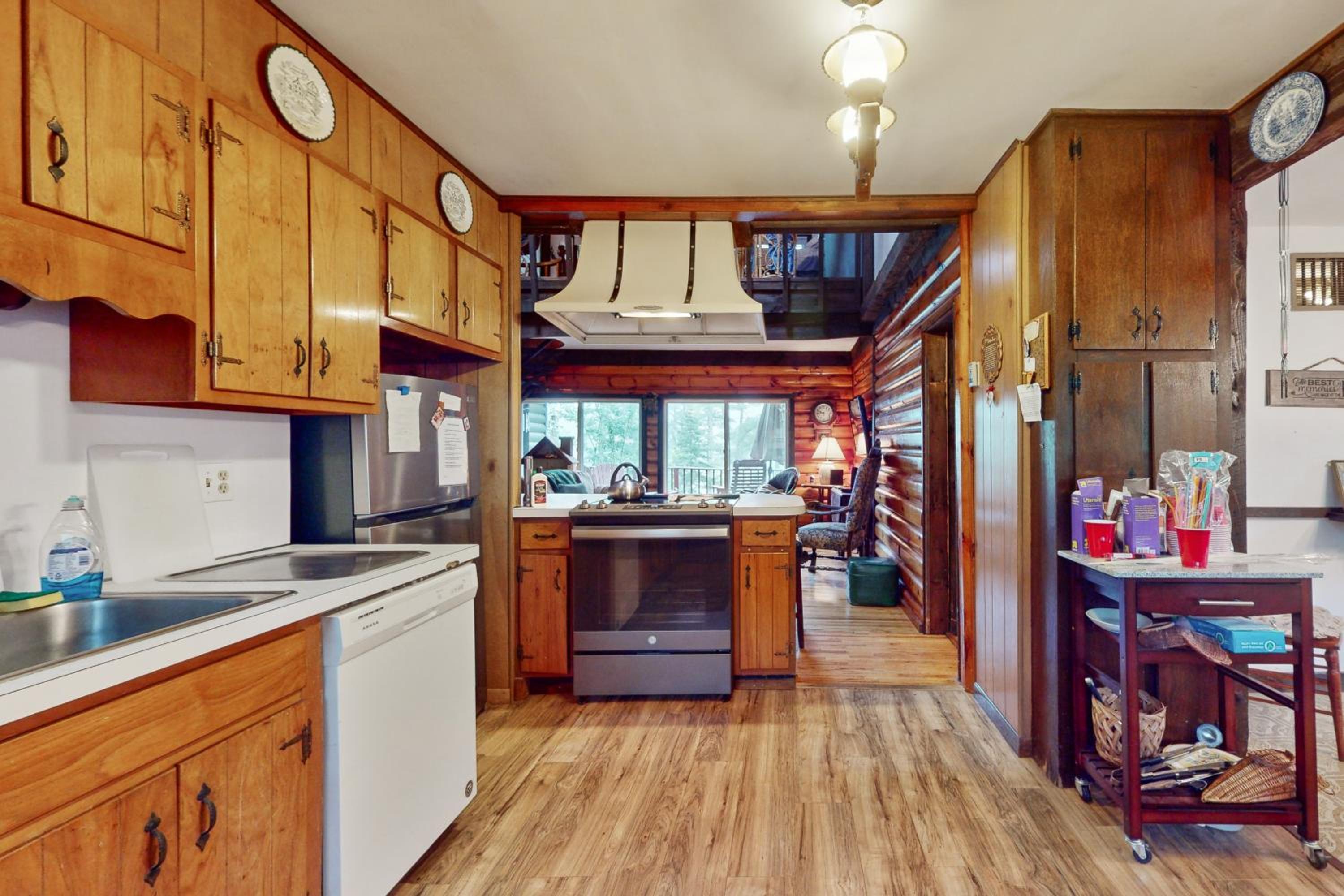3BR Lakehouse with Lake Access, Deck and Fire Pit