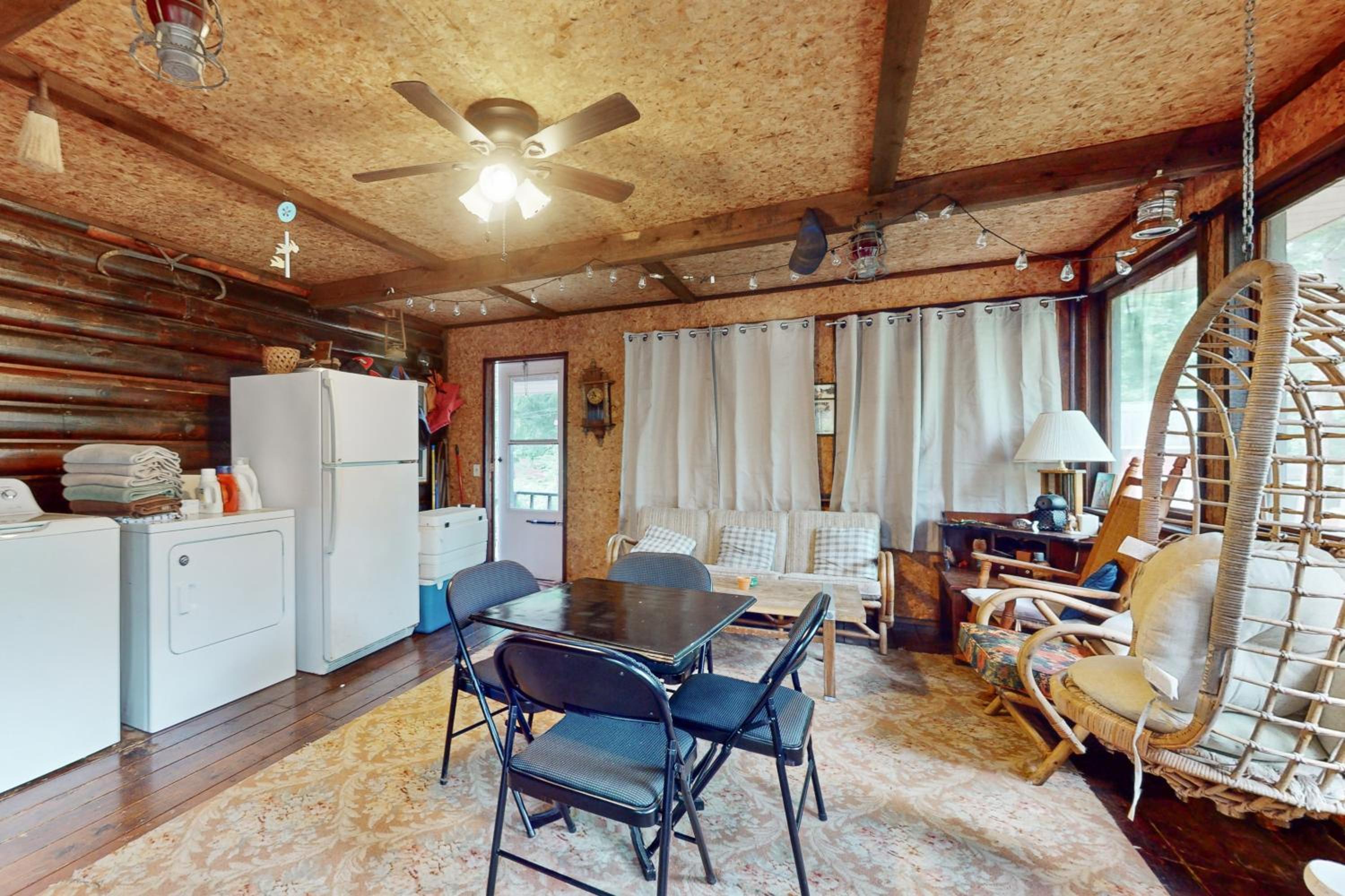 3BR Lakehouse with Lake Access, Deck and Fire Pit