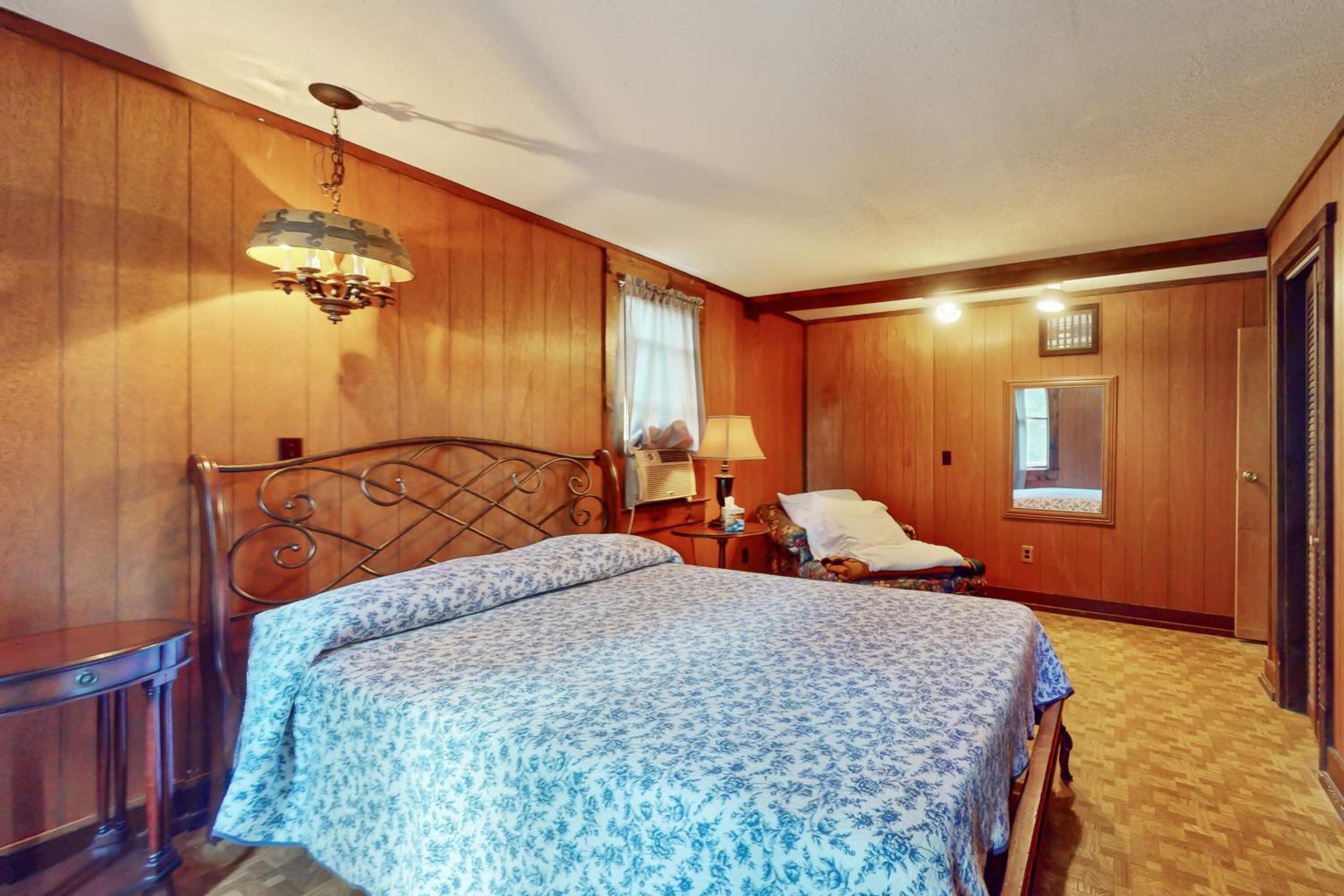 3BR Lakehouse with Lake Access, Deck and Fire Pit