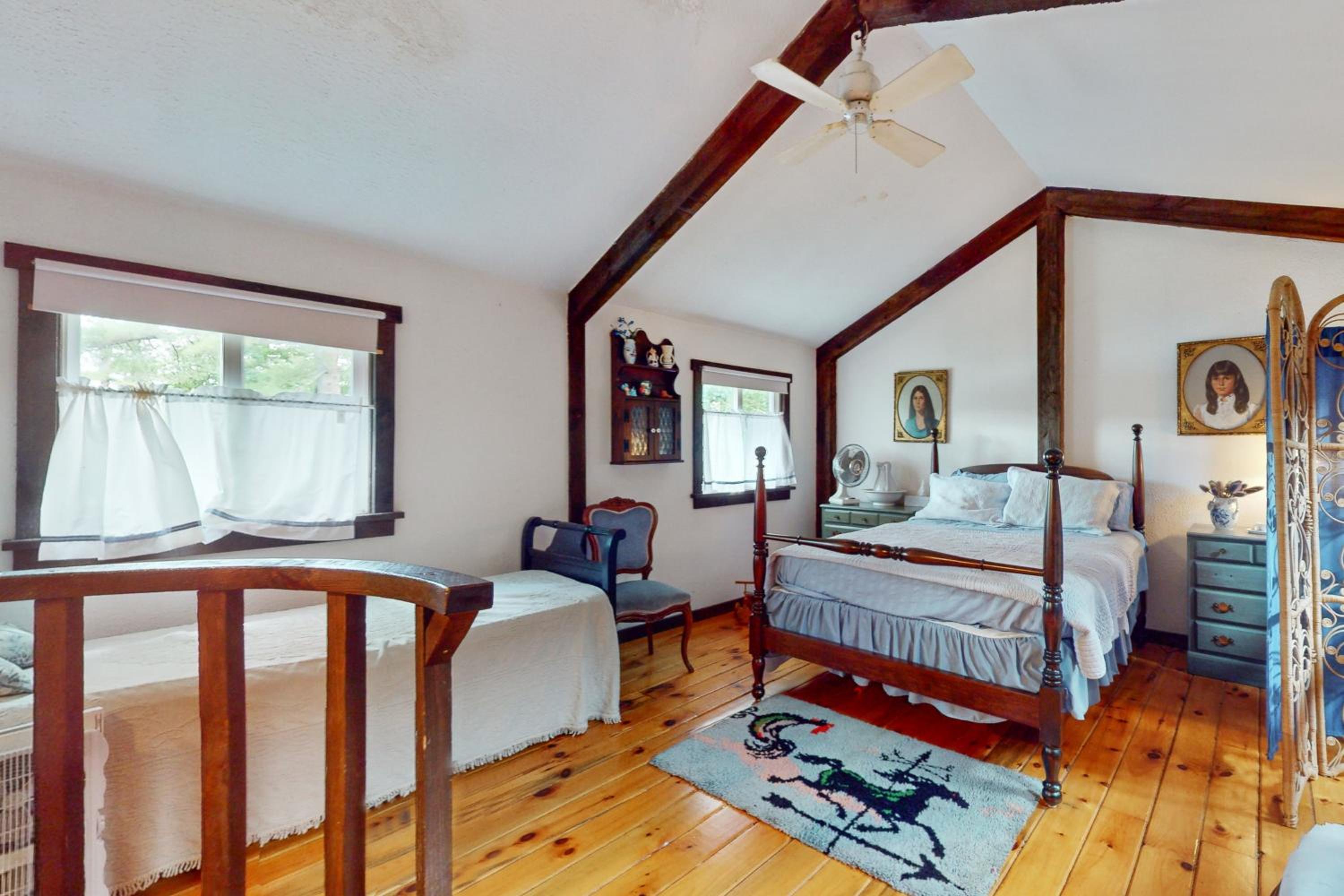 3BR Lakehouse with Lake Access, Deck and Fire Pit