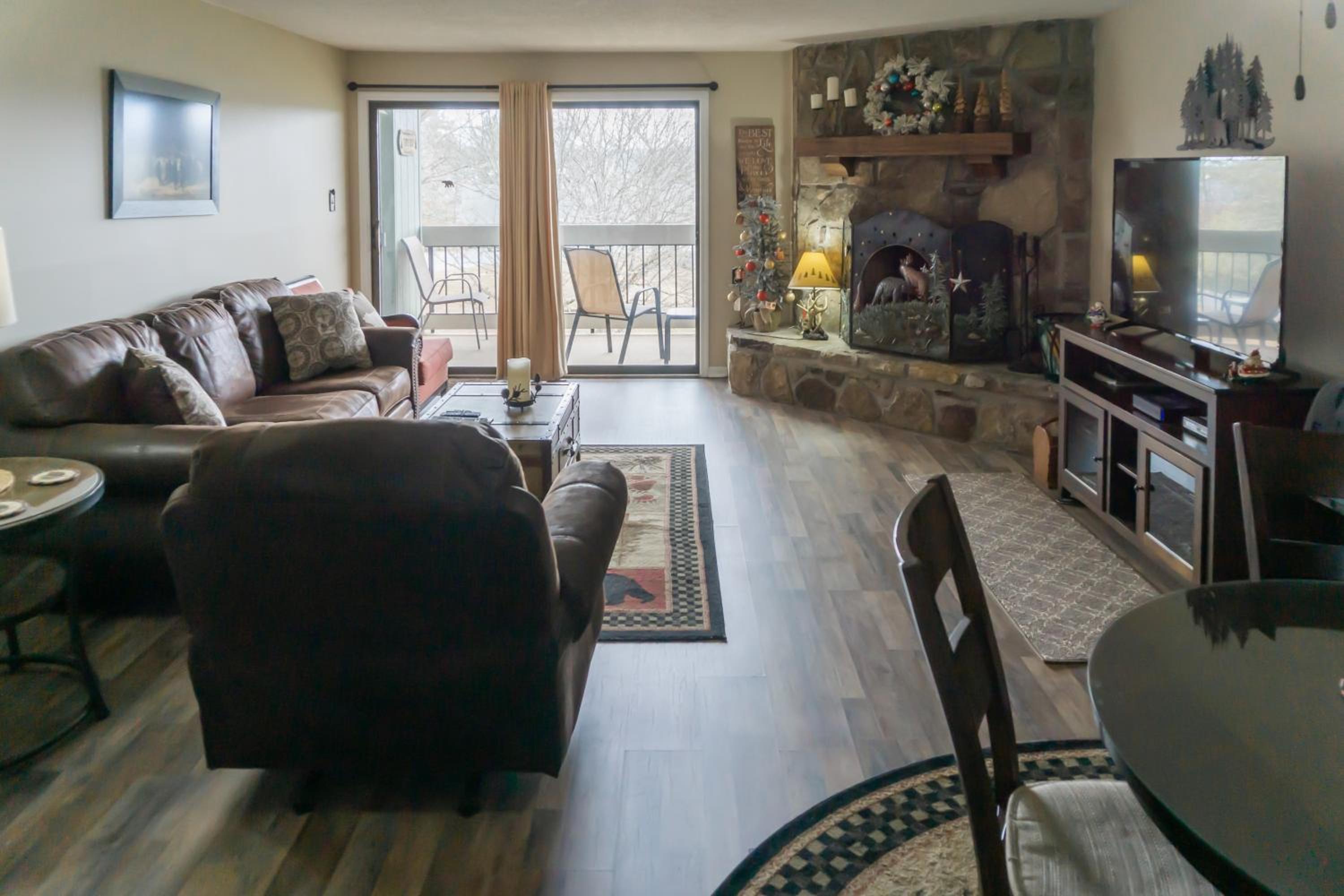 1 Mi to Dtwn Pigeon Forge! Mtn-View Gem with Balcony