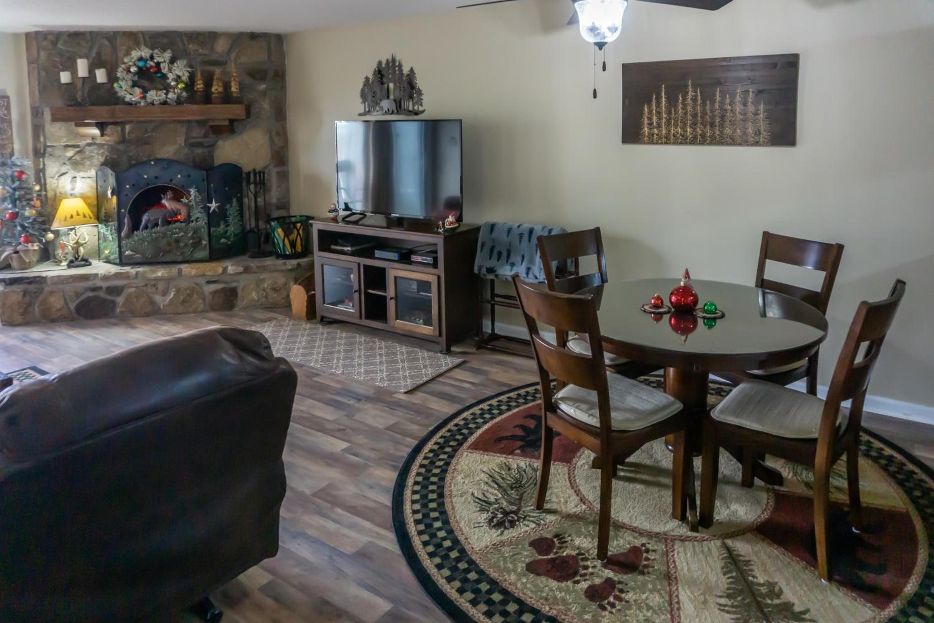 1 Mi to Dtwn Pigeon Forge! Mtn-View Gem with Balcony