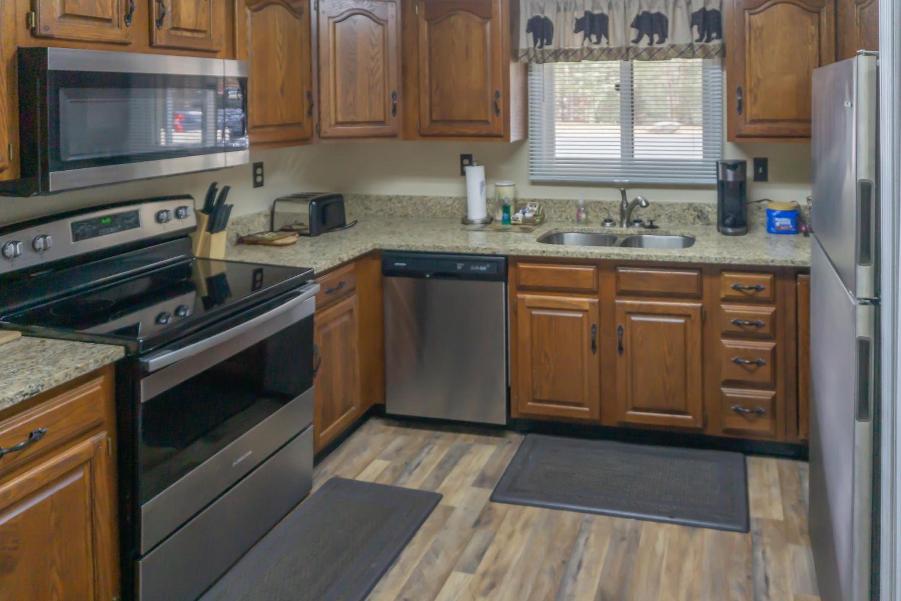 1 Mi to Dtwn Pigeon Forge! Mtn-View Gem with Balcony