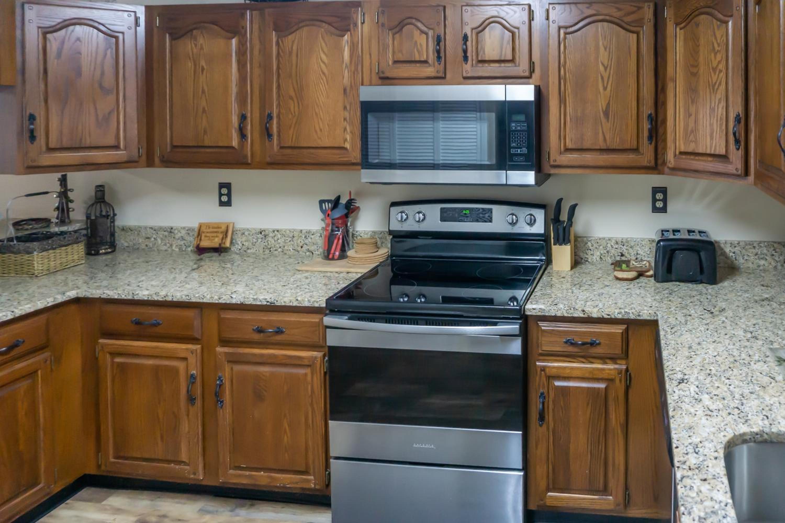 1 Mi to Dtwn Pigeon Forge! Mtn-View Gem with Balcony