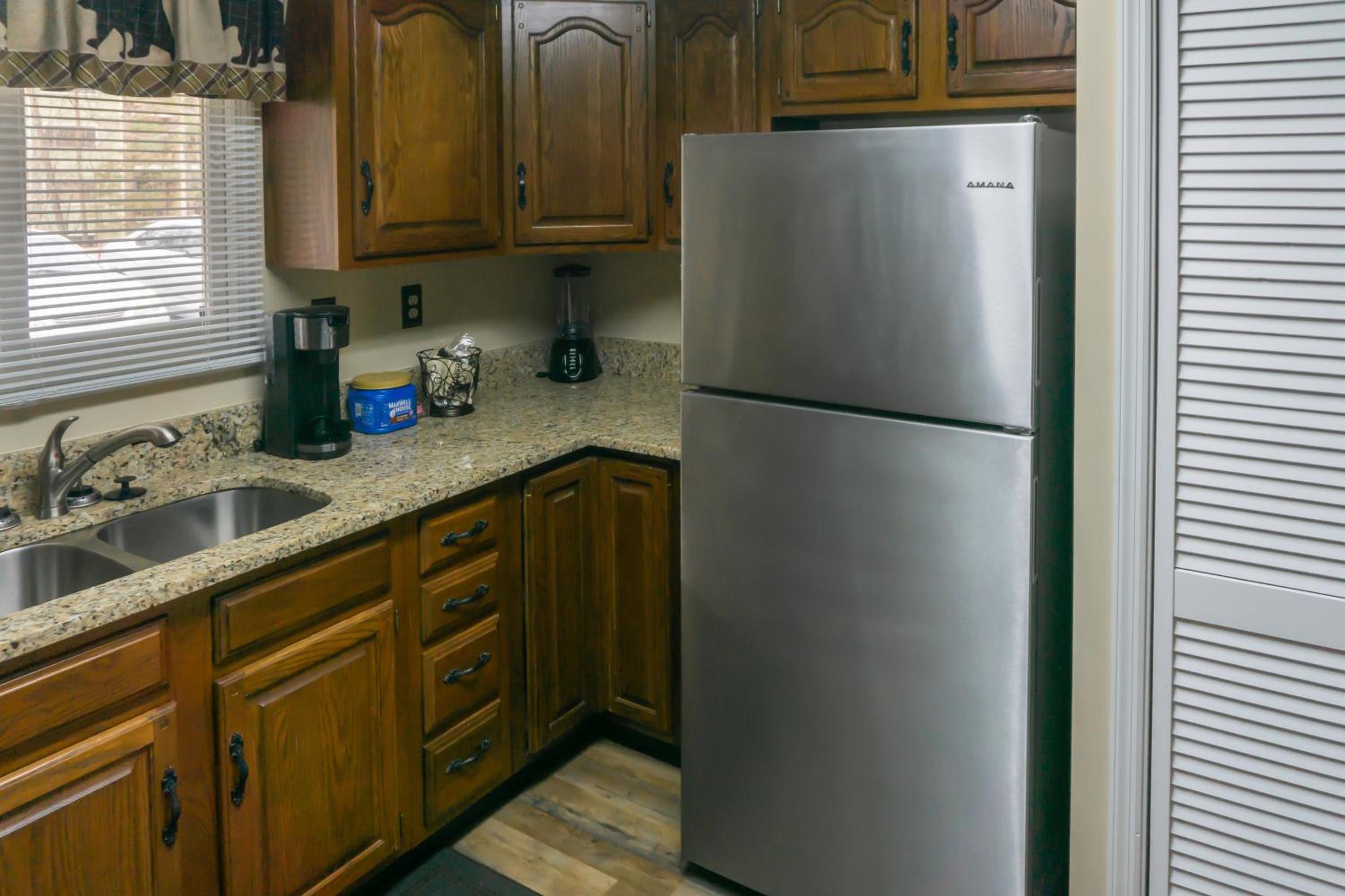 1 Mi to Dtwn Pigeon Forge! Mtn-View Gem with Balcony