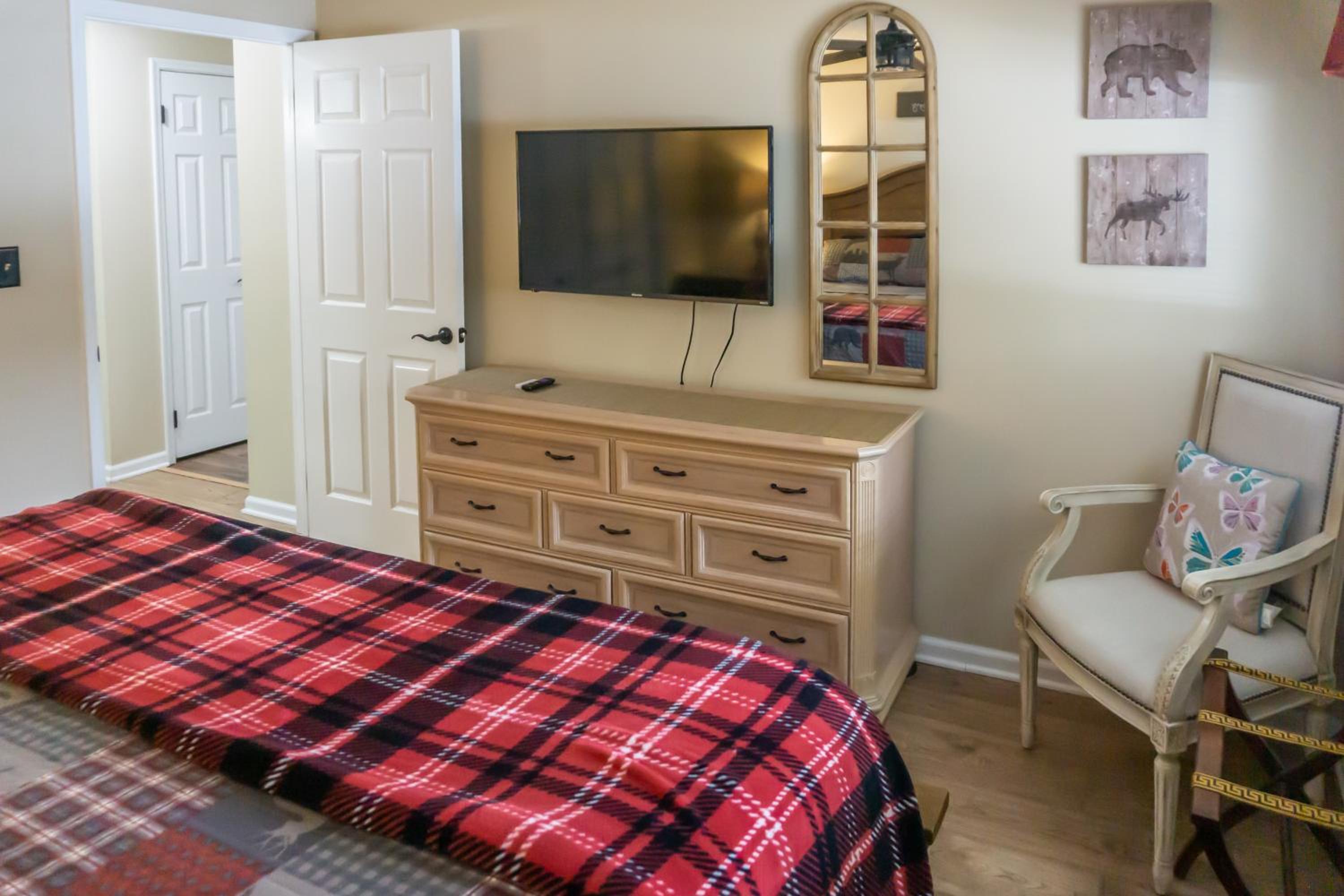 1 Mi to Dtwn Pigeon Forge! Mtn-View Gem with Balcony
