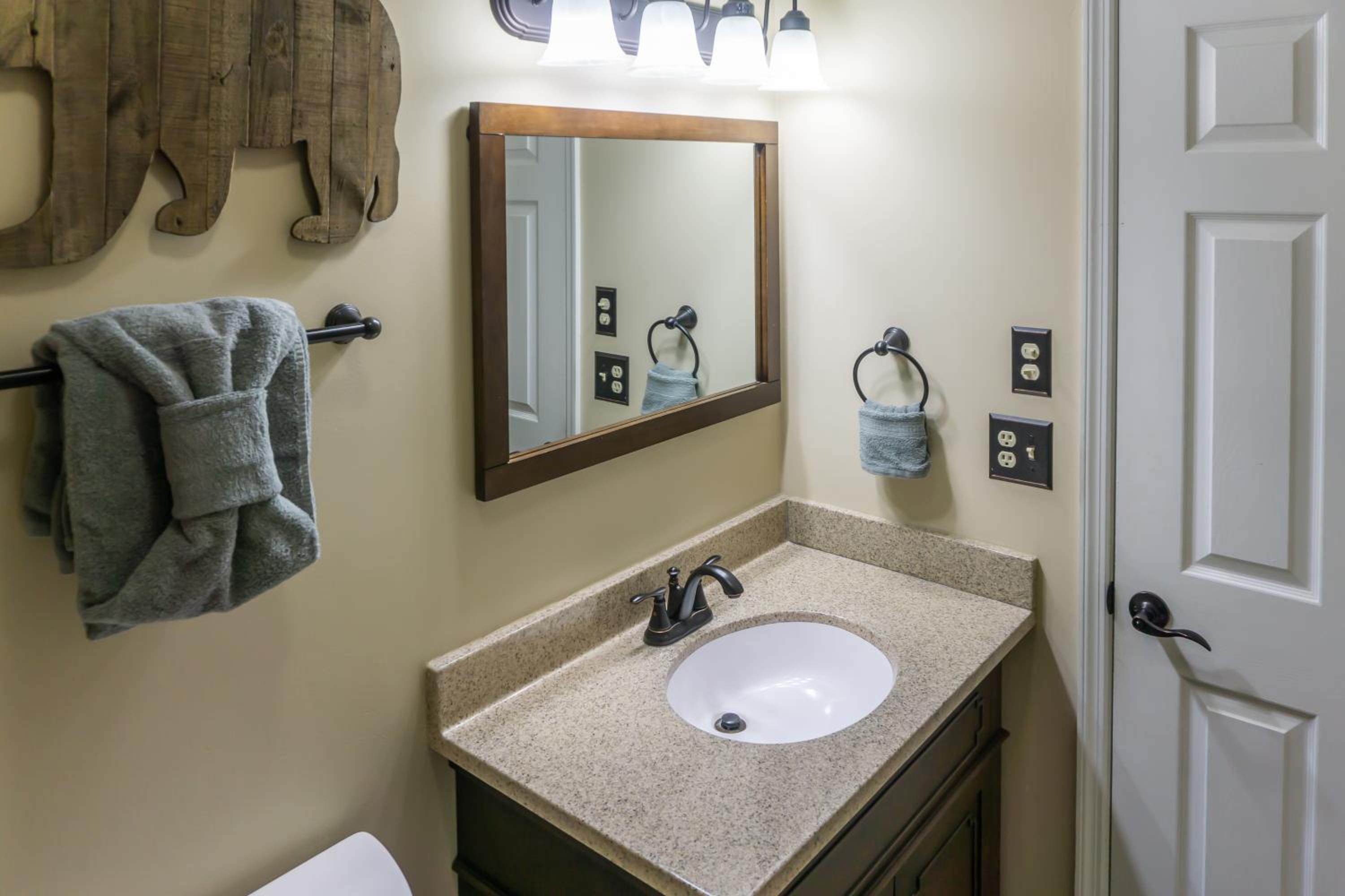 1 Mi to Dtwn Pigeon Forge! Mtn-View Gem with Balcony