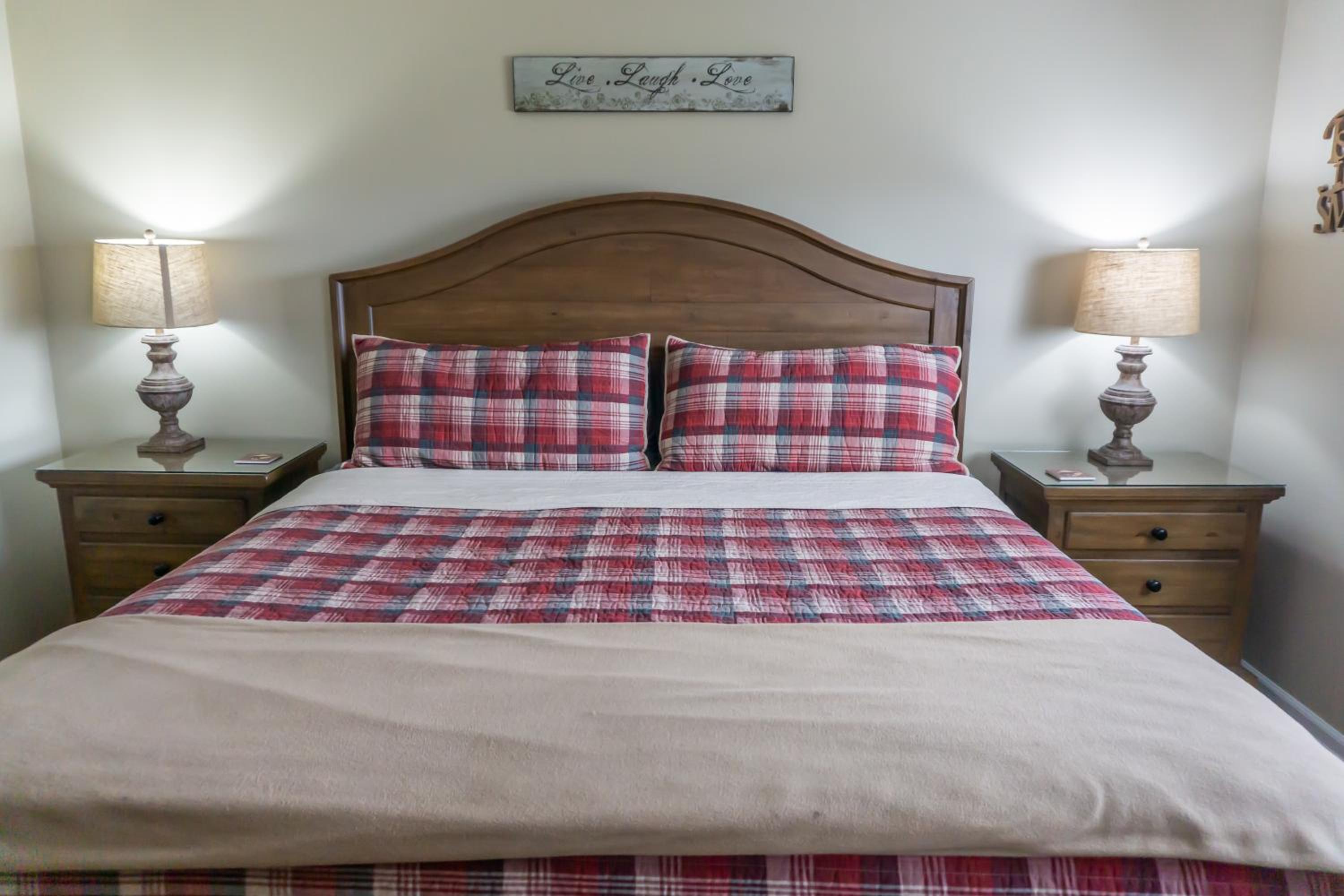 1 Mi to Dtwn Pigeon Forge! Mtn-View Gem with Balcony