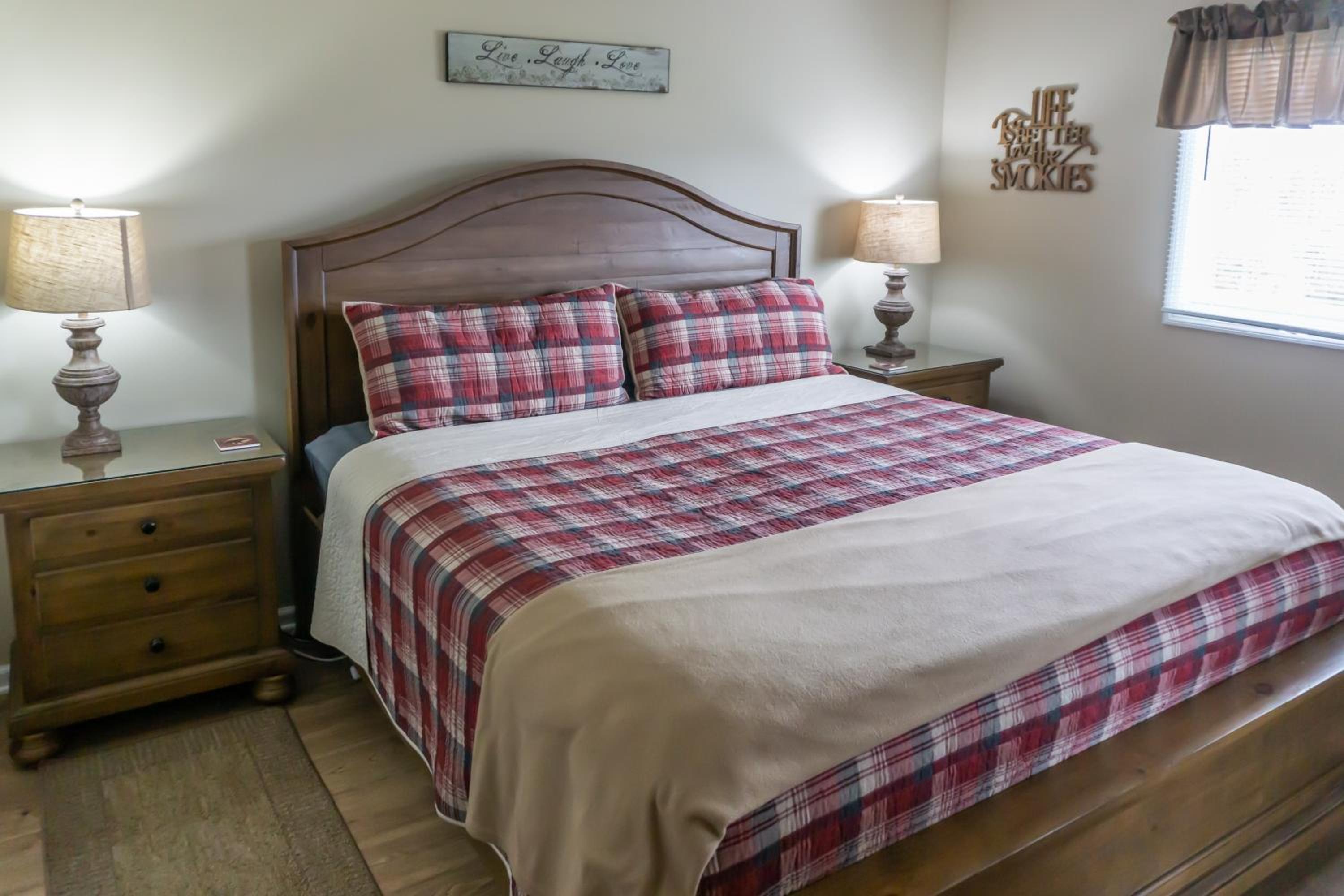1 Mi to Dtwn Pigeon Forge! Mtn-View Gem with Balcony