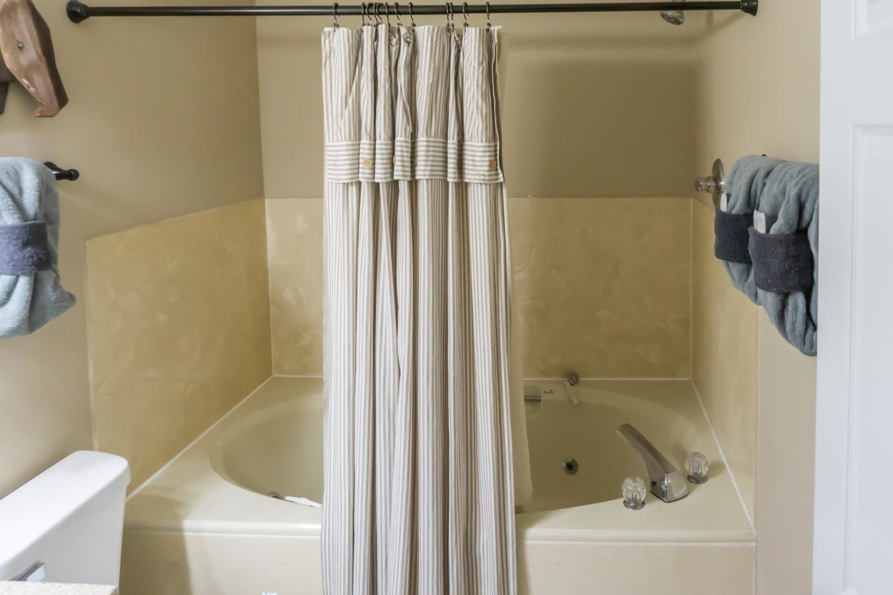 1 Mi to Dtwn Pigeon Forge! Mtn-View Gem with Balcony