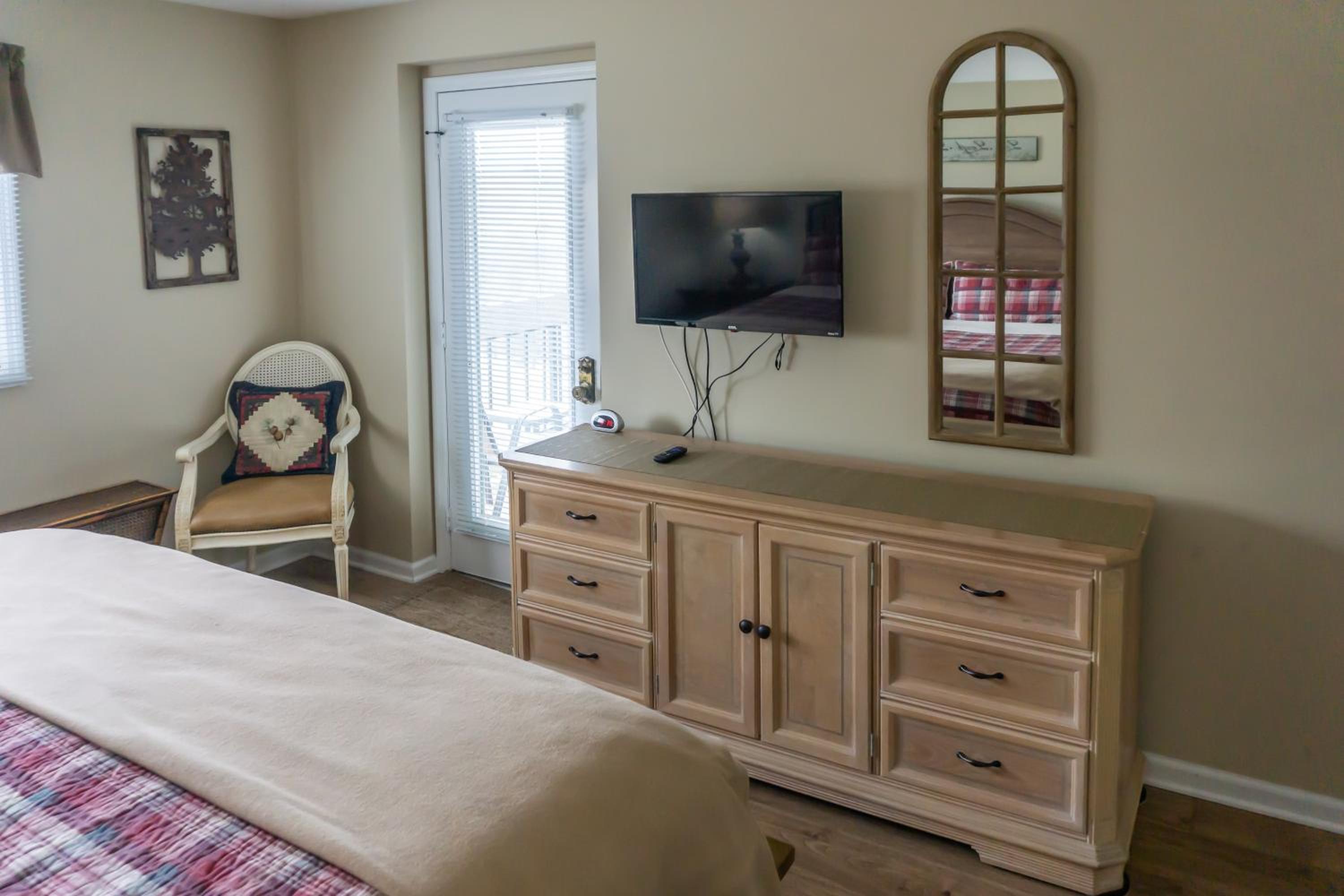 1 Mi to Dtwn Pigeon Forge! Mtn-View Gem with Balcony