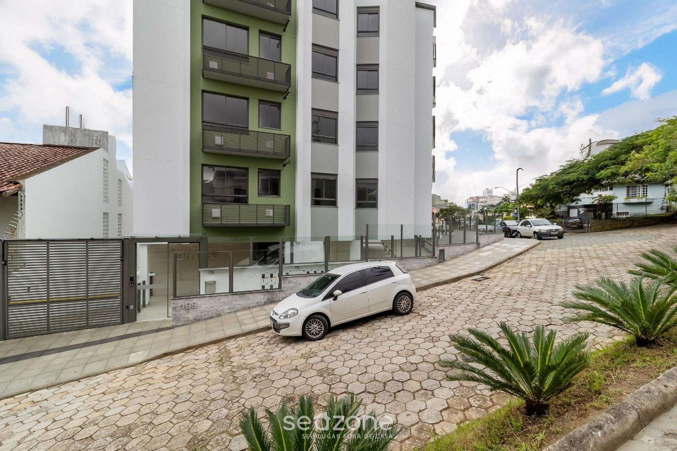 Apartments just a few minutes from UFSC, condo with laundry facilities.