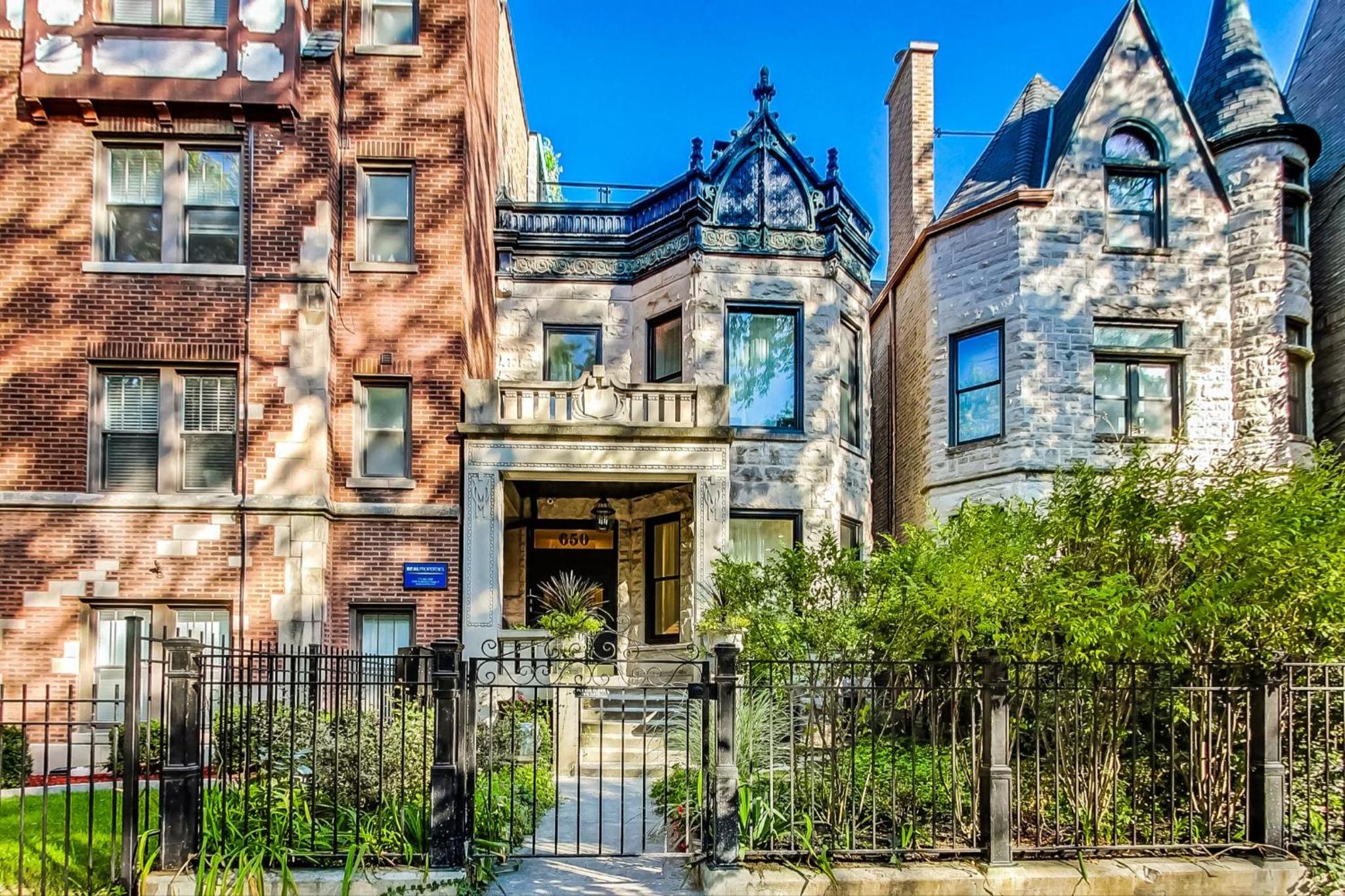 Luxurious Lincoln Park Home with Gourmet Kitchen