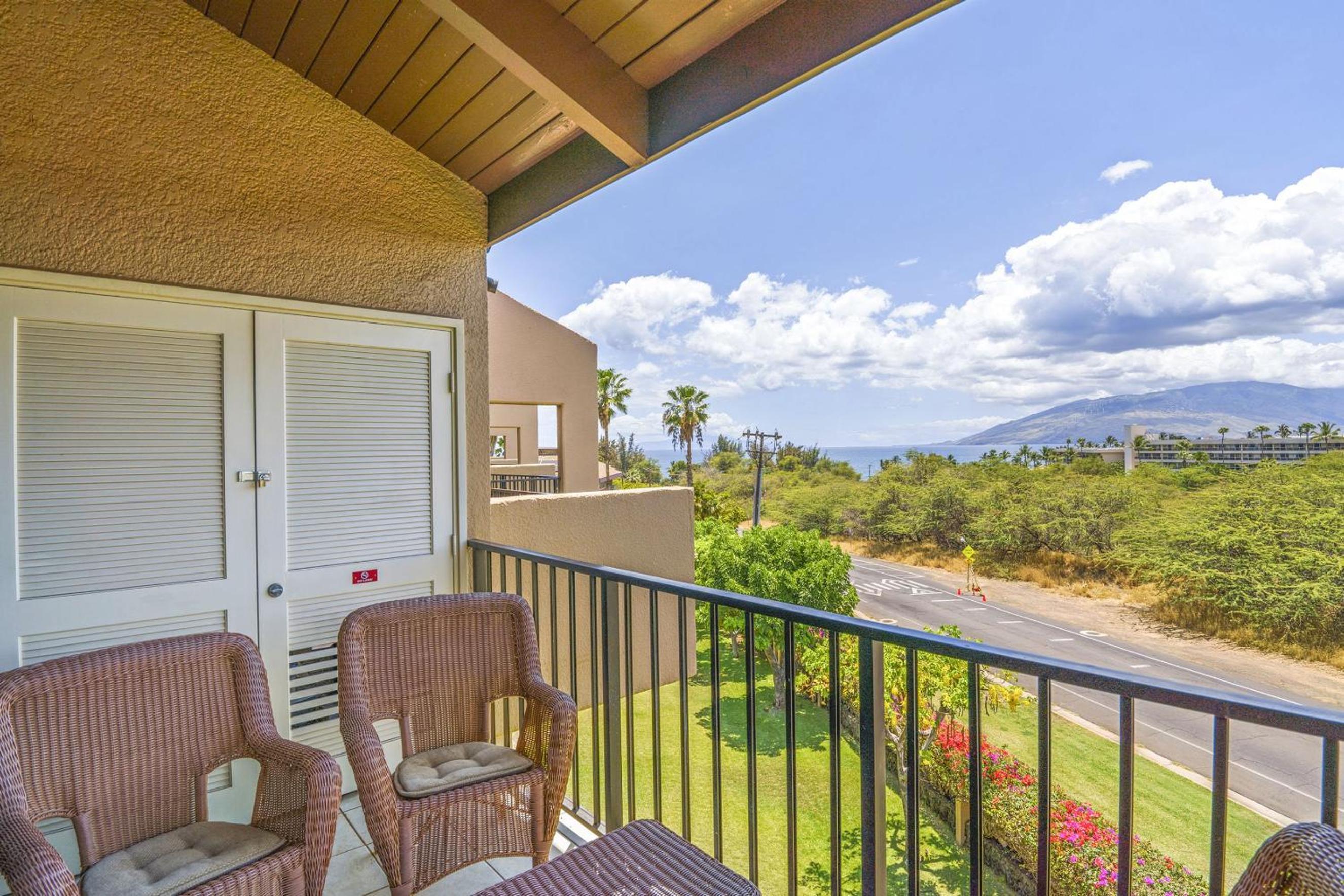 Experience Kamaole Sands 4-409 - Ocean Views, Spacious, Renovated, Wi-Fi, AC!