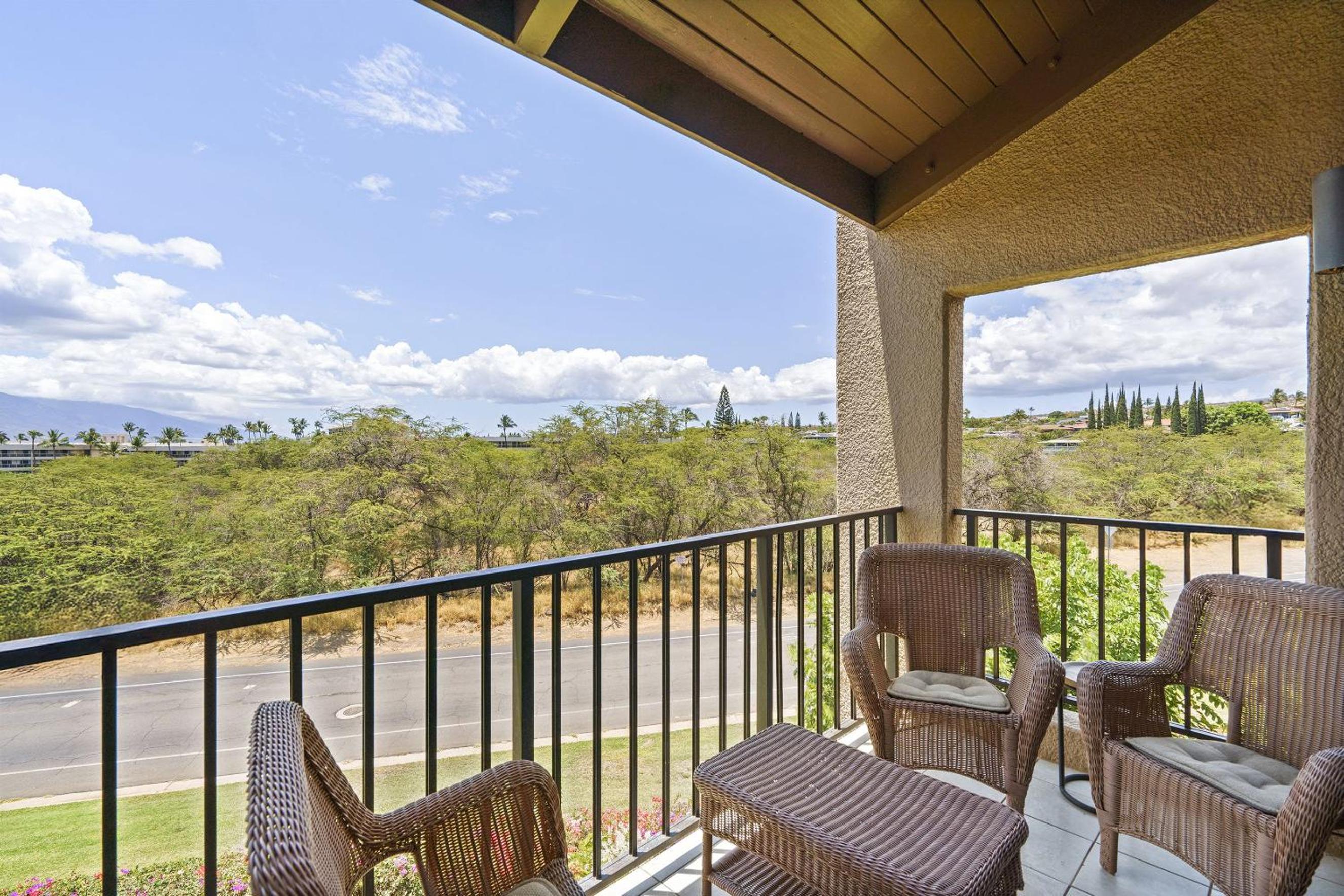 Experience Kamaole Sands 4-409 - Ocean Views, Spacious, Renovated, Wi-Fi, AC!