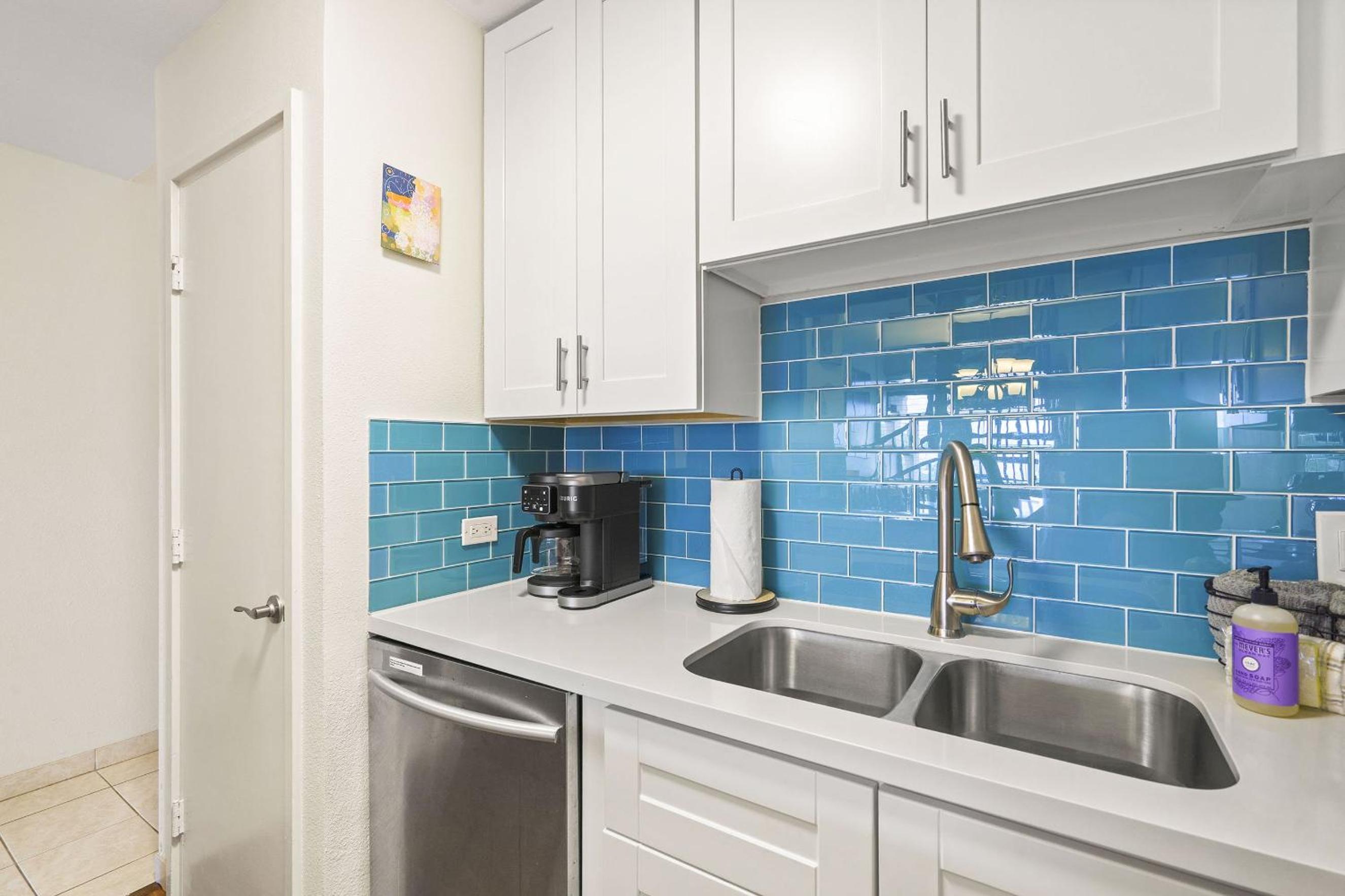 Experience Kamaole Sands 4-409 - Ocean Views, Spacious, Renovated, Wi-Fi, AC!