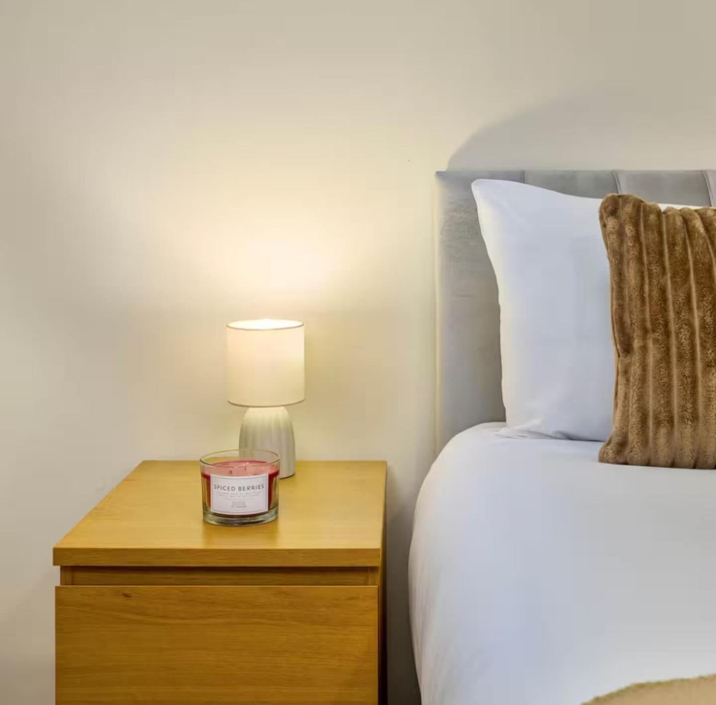 The Red Retreat, 7 Beds, Garden, Free Parking, Contractors, Fast Wifi, Smart TV