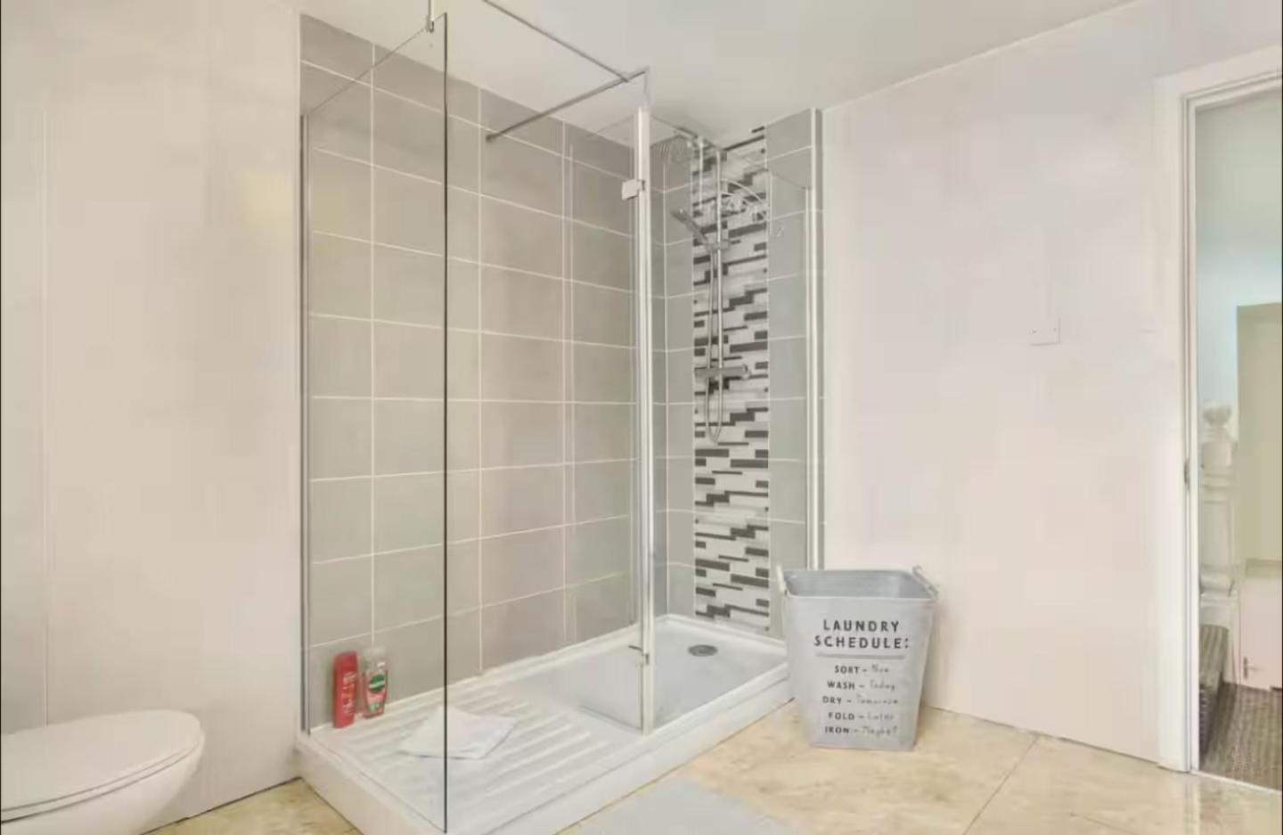 The Red Retreat, 7 Beds, Garden, Free Parking, Contractors, Fast Wifi, Smart TV