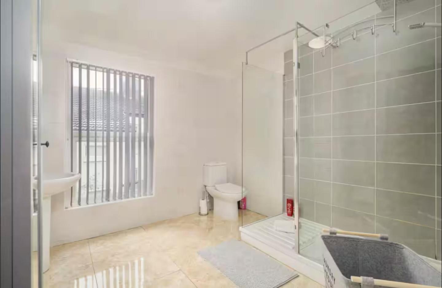 The Red Retreat, 7 Beds, Garden, Free Parking, Contractors, Fast Wifi, Smart TV