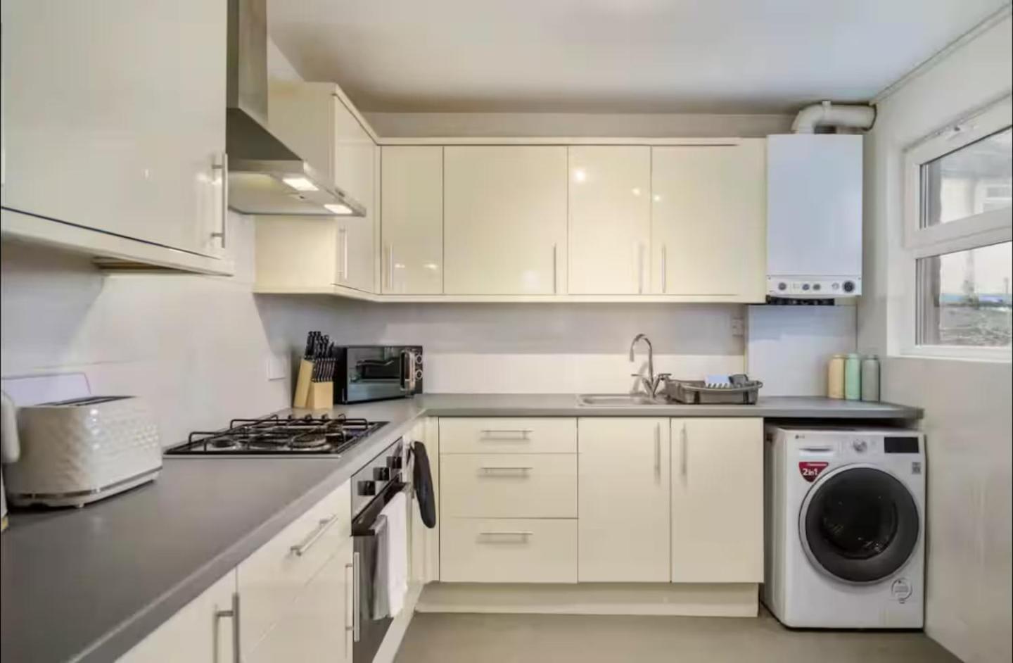 The Red Retreat, 7 Beds, Garden, Free Parking, Contractors, Fast Wifi, Smart TV