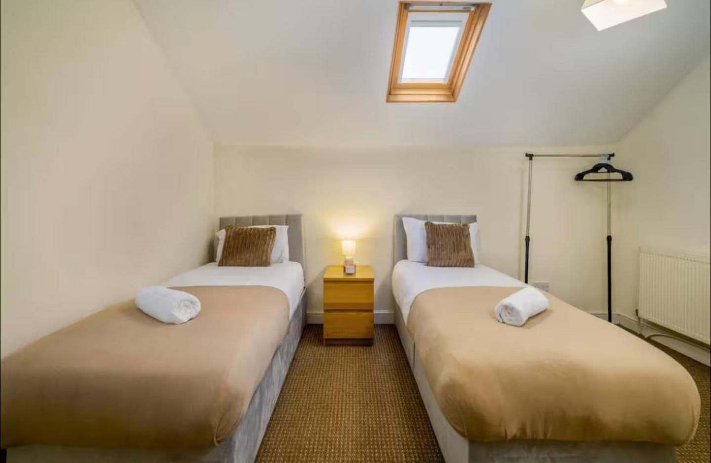 The Red Retreat, 7 Beds, Garden, Free Parking, Contractors, Fast Wifi, Smart TV