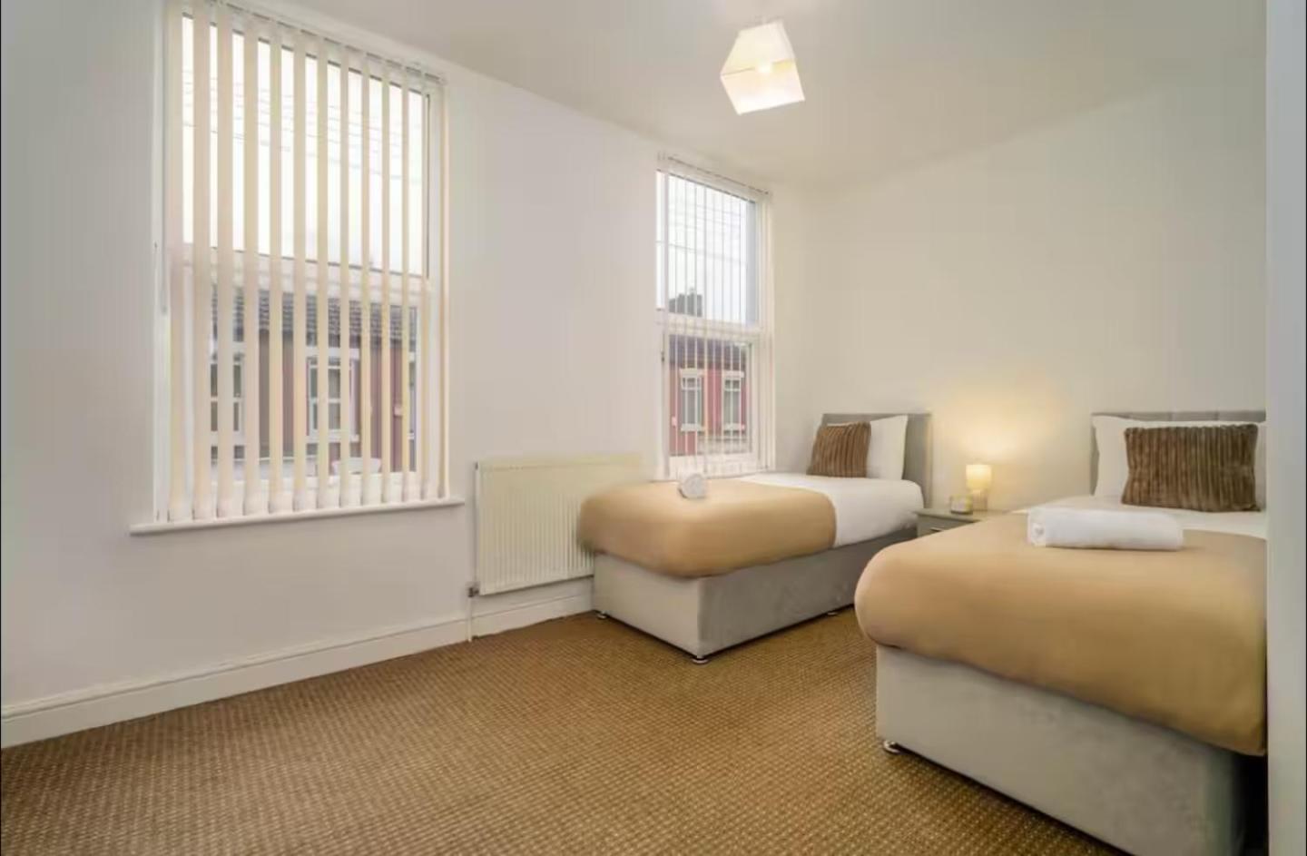 The Red Retreat, 7 Beds, Garden, Free Parking, Contractors, Fast Wifi, Smart TV