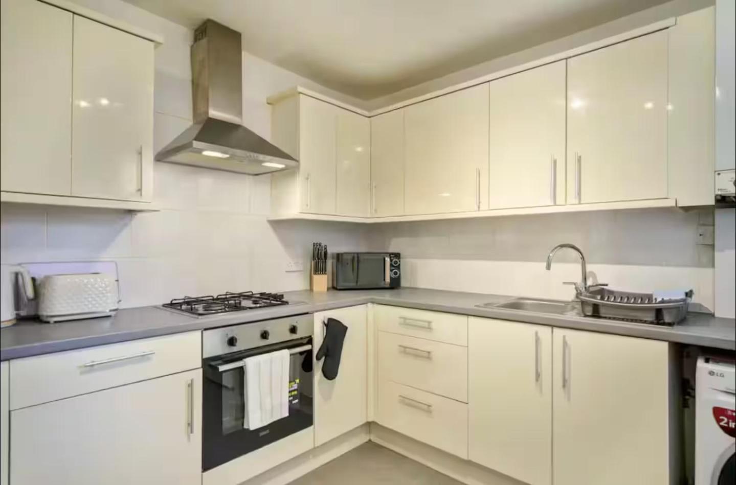The Red Retreat, 7 Beds, Garden, Free Parking, Contractors, Fast Wifi, Smart TV