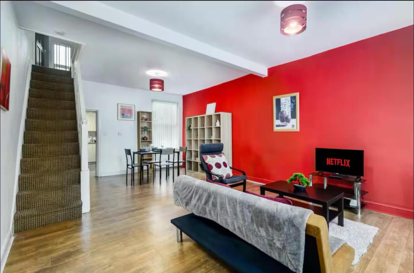 The Red Retreat, 7 Beds, Garden, Free Parking, Contractors, Fast Wifi, Smart TV