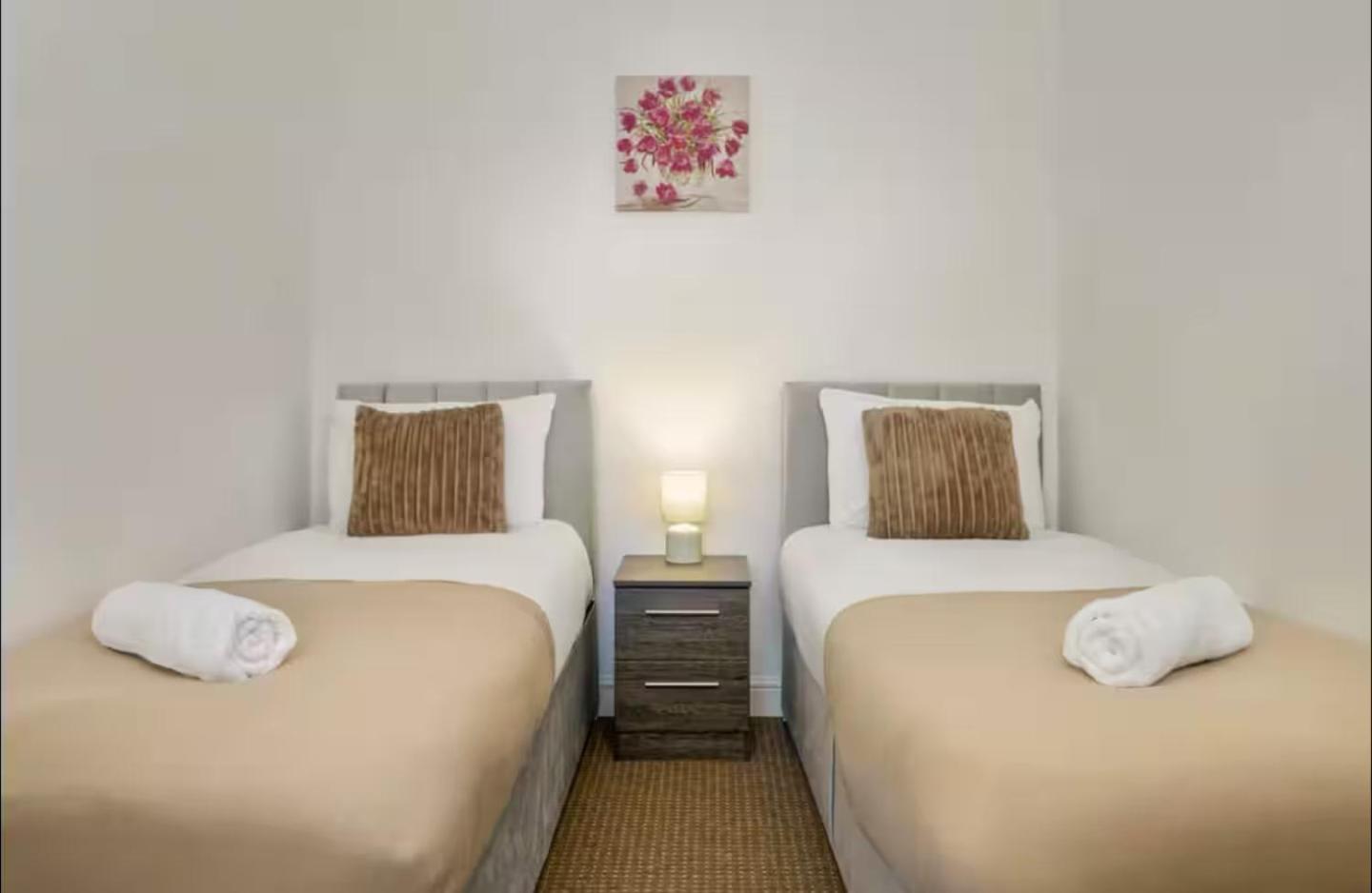 The Red Retreat, 7 Beds, Garden, Free Parking, Contractors, Fast Wifi, Smart TV