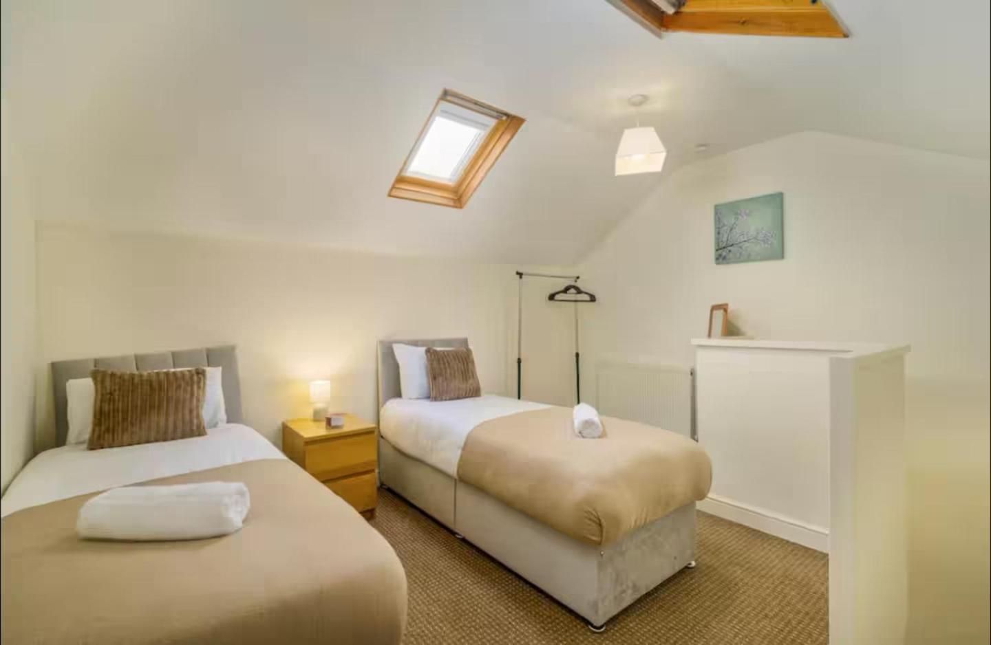The Red Retreat, 7 Beds, Garden, Free Parking, Contractors, Fast Wifi, Smart TV