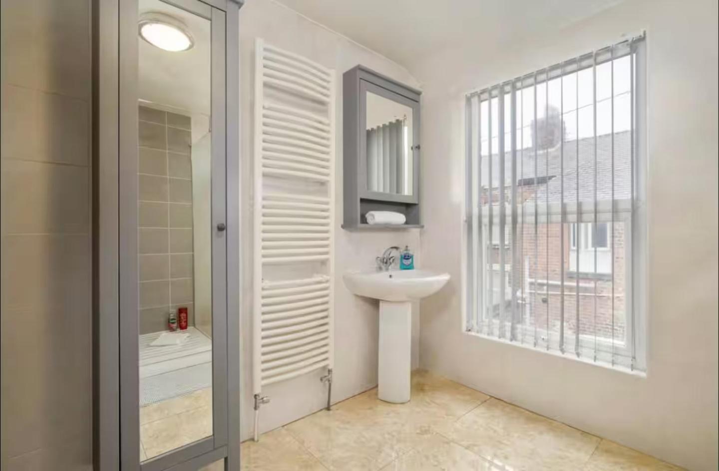 The Red Retreat, 7 Beds, Garden, Free Parking, Contractors, Fast Wifi, Smart TV